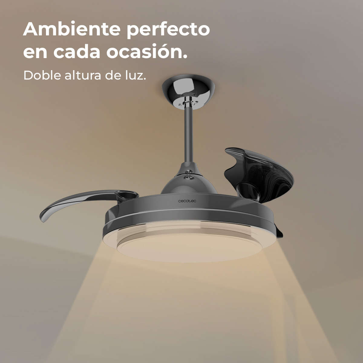 Un moderno ventilatore da soffitto con luce in metallo scuro e pale nere.