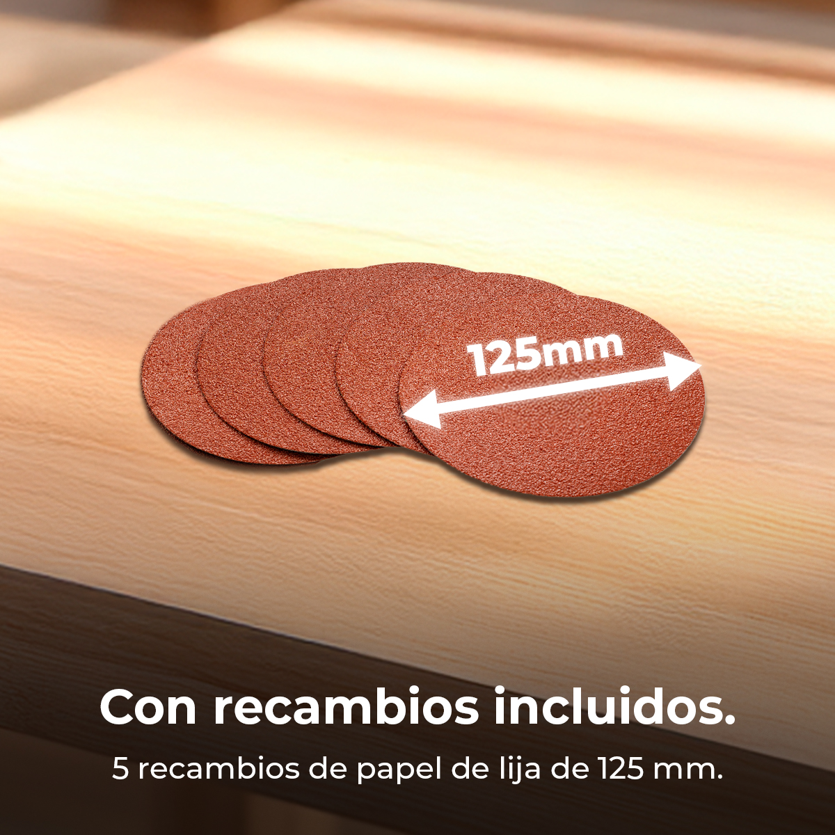 Cinco discos de lija redondos marrones de 125 mm yacen sobre madera.