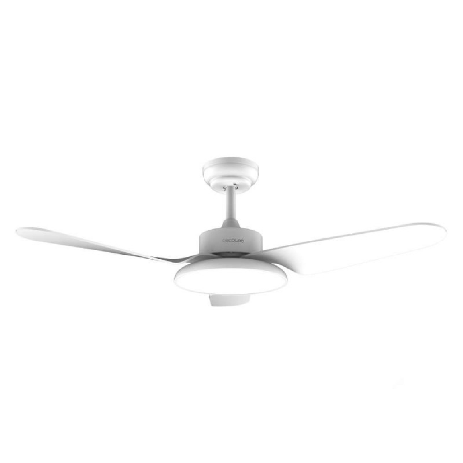 Un ventilatore da soffitto bianco con tre pale e luce integrata.