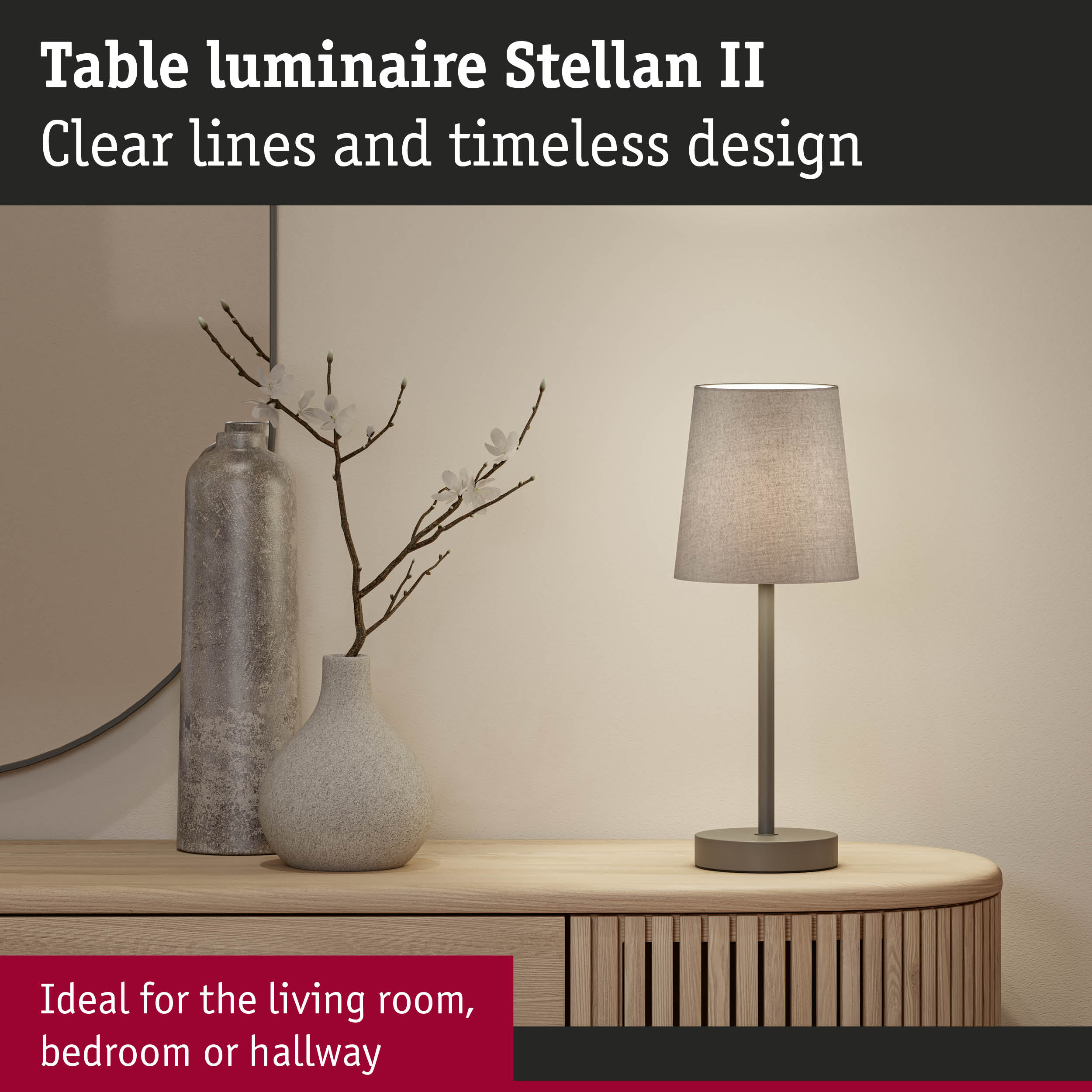 Szara lampa stołowa z abażurem materiałowym na drewnianych meblach.