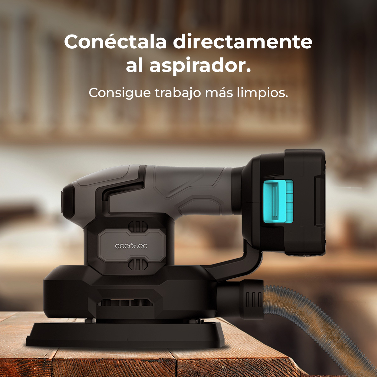 Una levigatrice nera e grigia con batteria blu e tubo su tavolo di legno.