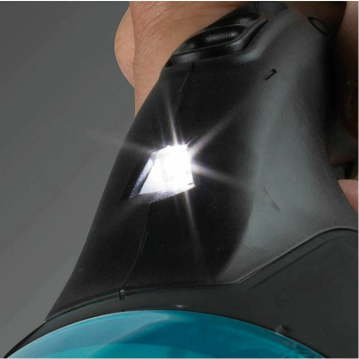 Dłoń trzyma czarne urządzenie, z którego przez trójkątny otwór wydobywa się jasne światło LED.