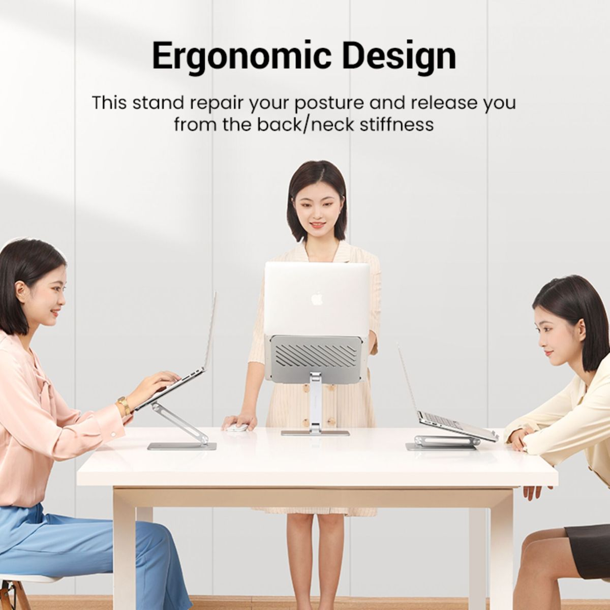 Trzy osoby przy biurku z laptopami. Ergonomiczny design.