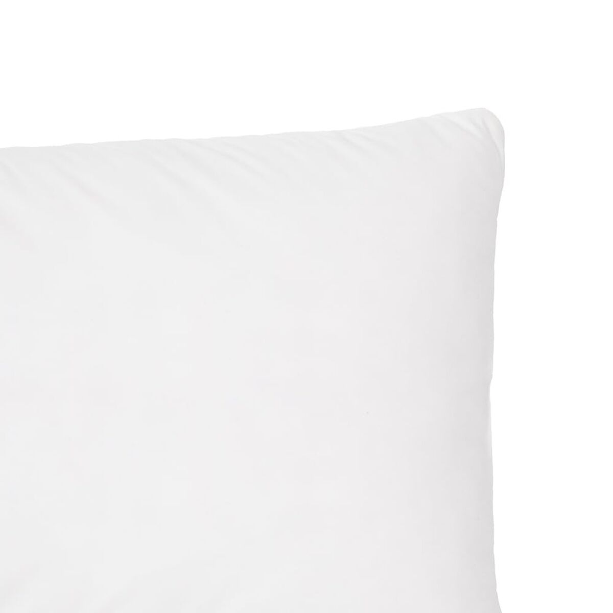 Primer plano de la superficie de una almohada blanca y suave con ligeras arrugas.
