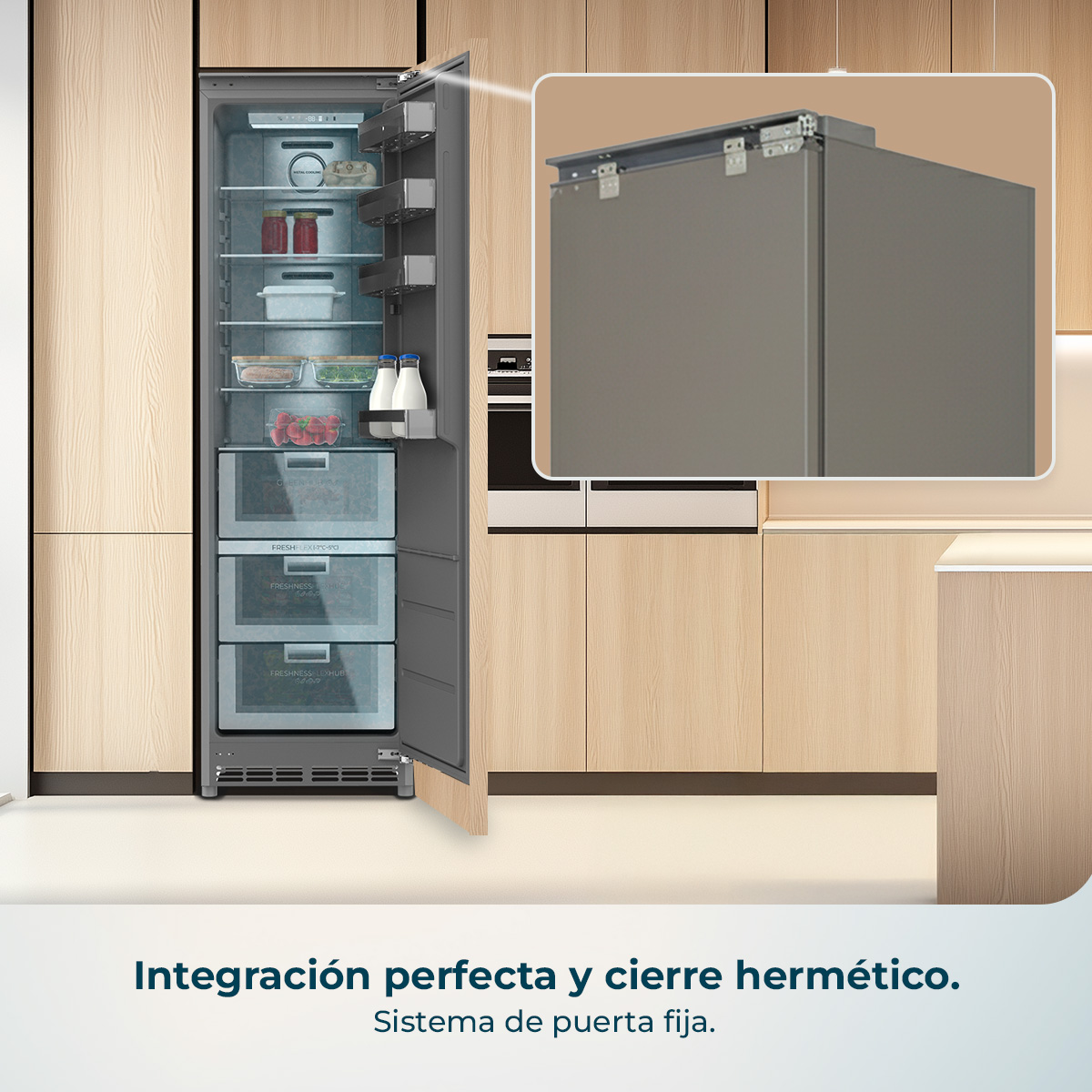 Un frigorifero aperto in una cucina moderna con elementi in legno e un primo piano delle cerniere.