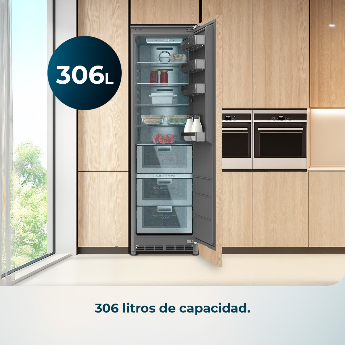 Frigorifero aperto con capacità di 306L in una cucina.