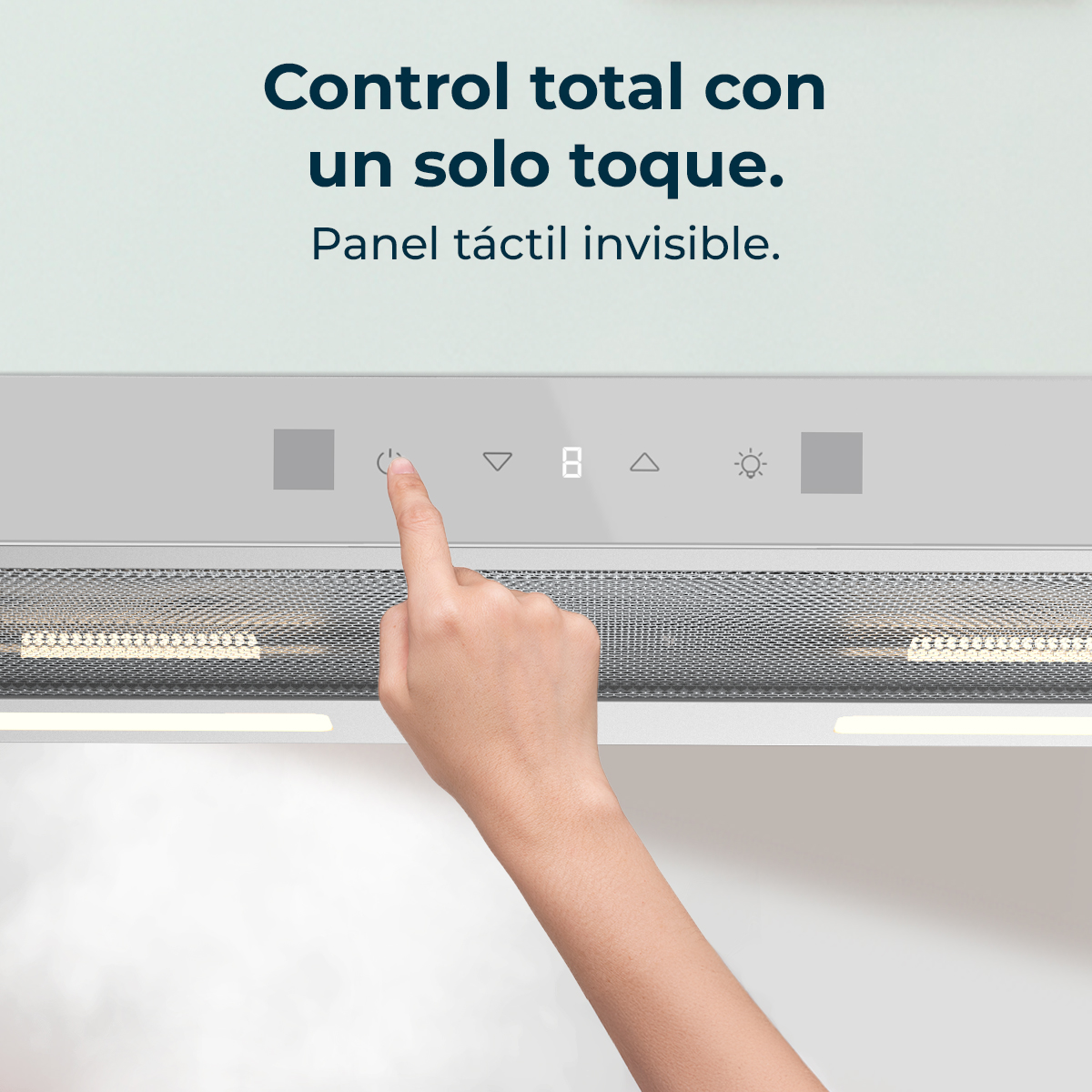 Una mano presiona un botón de encendido en un panel de control.