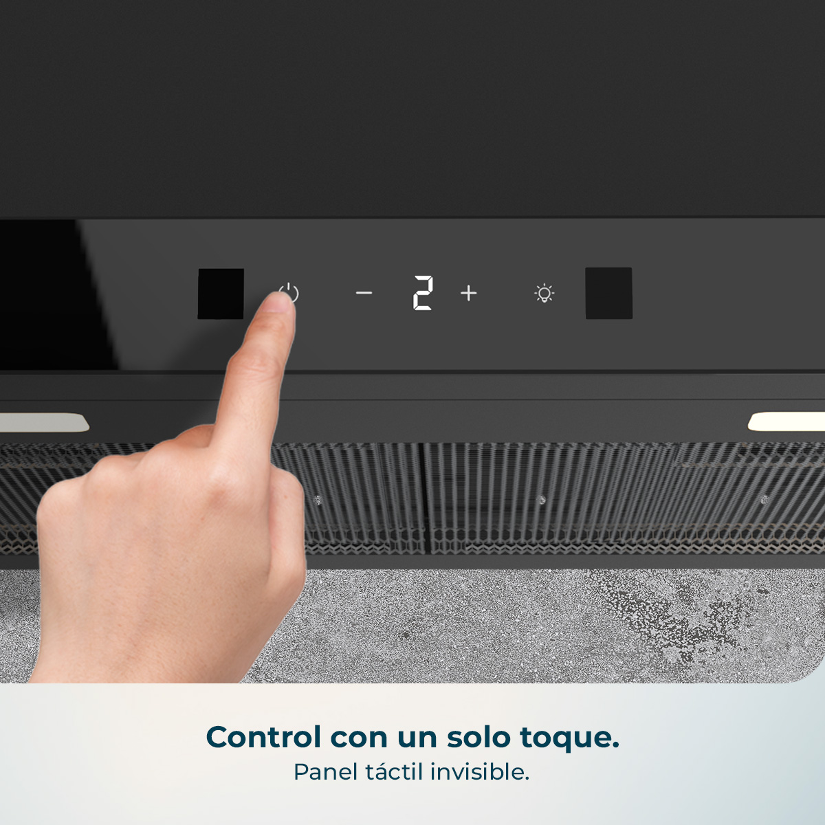 Un dedo toca un panel de control con iconos de encendido, ventilador y luz.