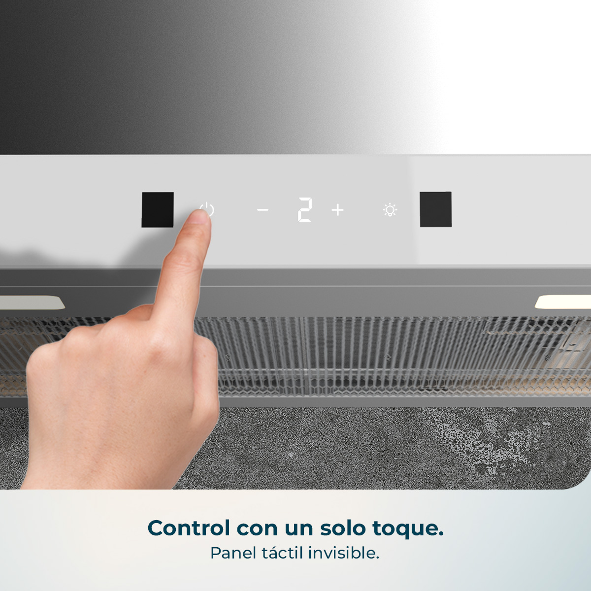 Un dito preme il pulsante di accensione sul pannello di controllo di una cappa aspirante.