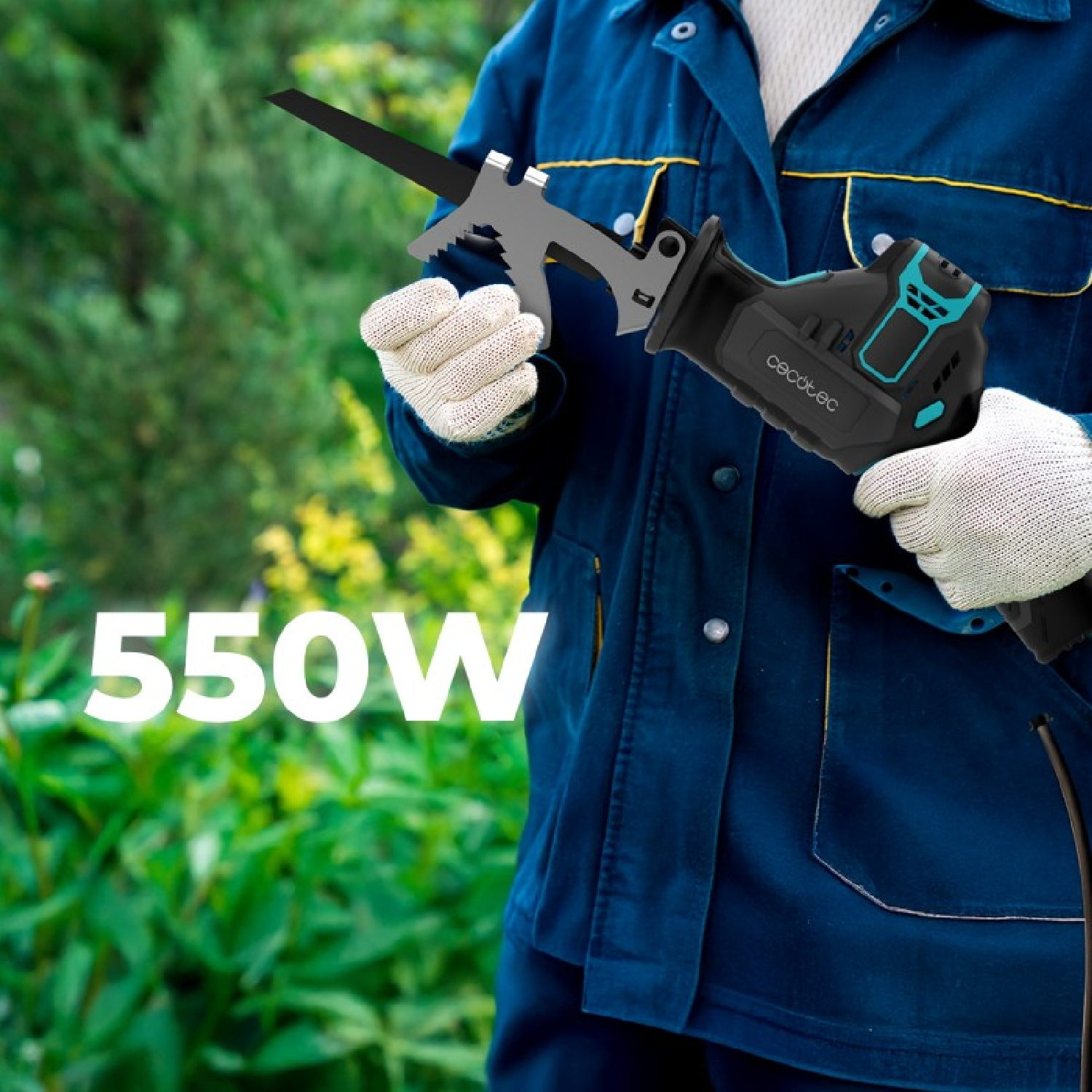 Persona con chaqueta azul sostiene una sierra recíproca negra y turquesa. 550W.