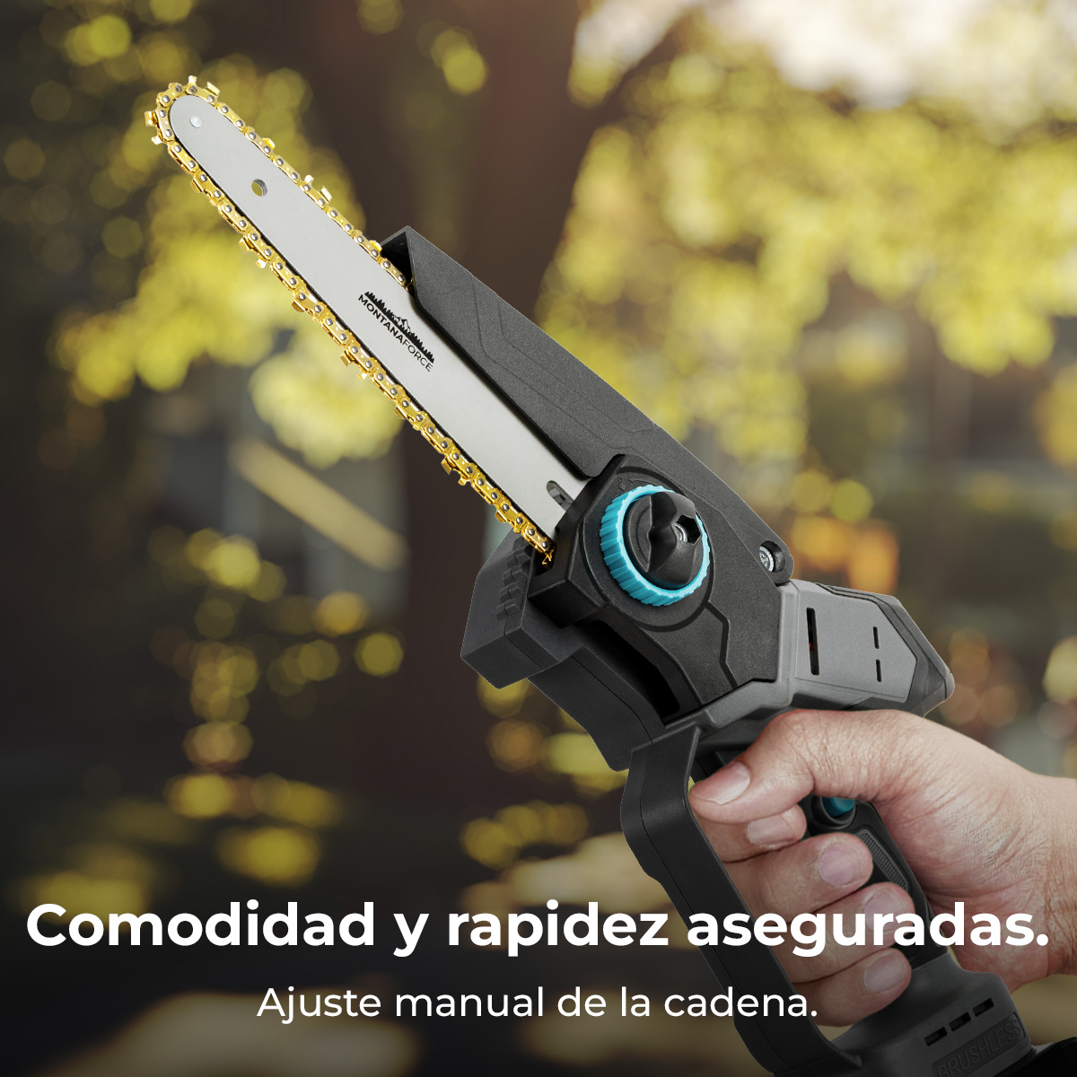 Mano sujeta una pequeña motosierra con cadena dorada y mango negro.