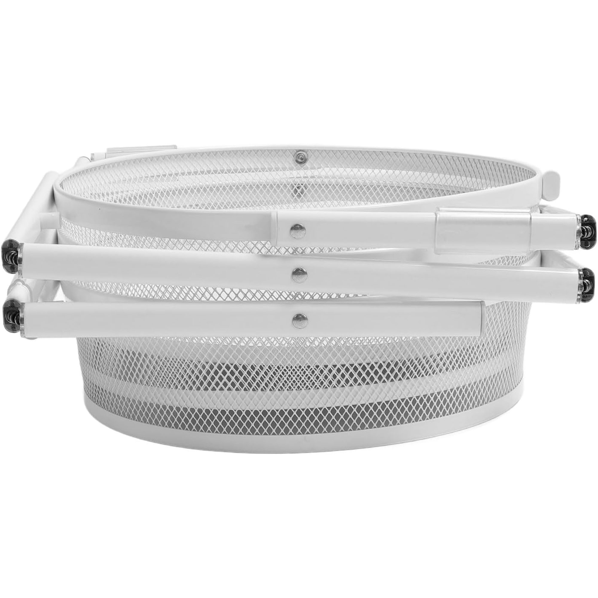 Una cesta de lavandería blanca plegable de malla metálica, de pie.
