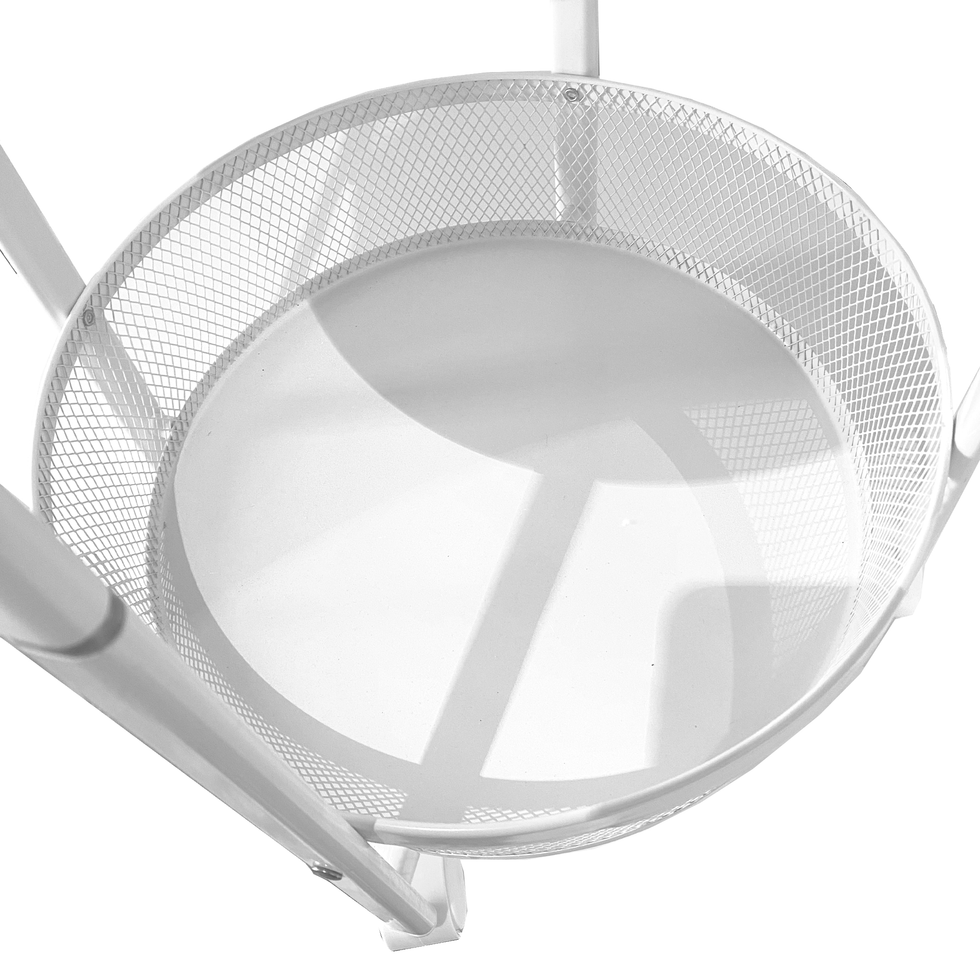 Una cesta metálica blanca con estructura de malla y base sólida.