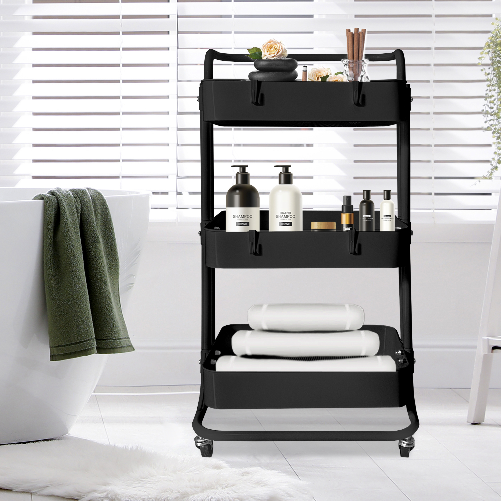 Un carrito negro con ruedas con artículos de baño, toallas y flores.