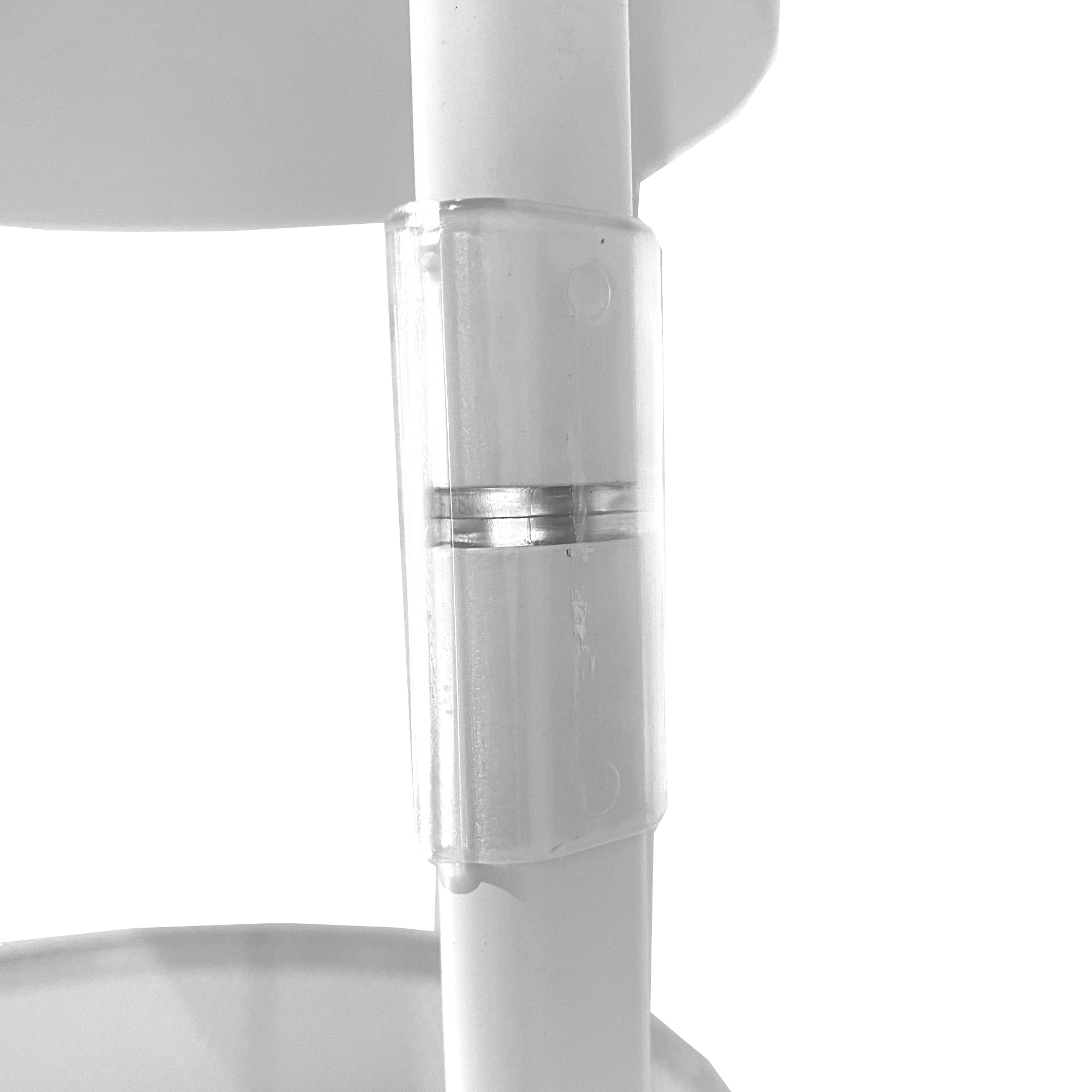 Primer plano de poste blanco con conector transparente y bandas plateadas.