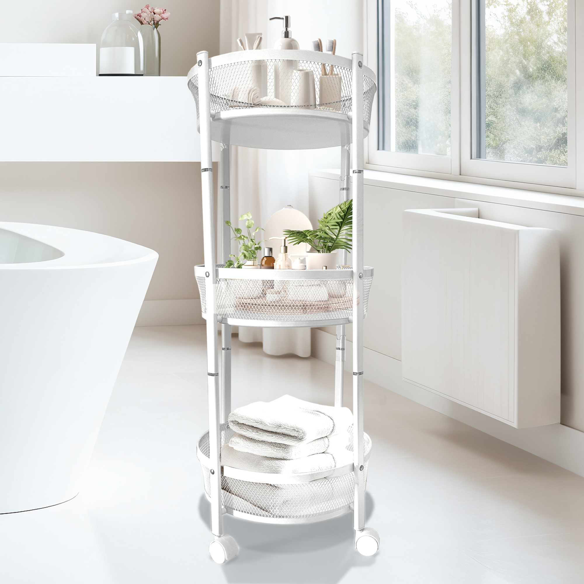 Un carrito blanco de tres niveles con artículos de baño y toallas dobladas.