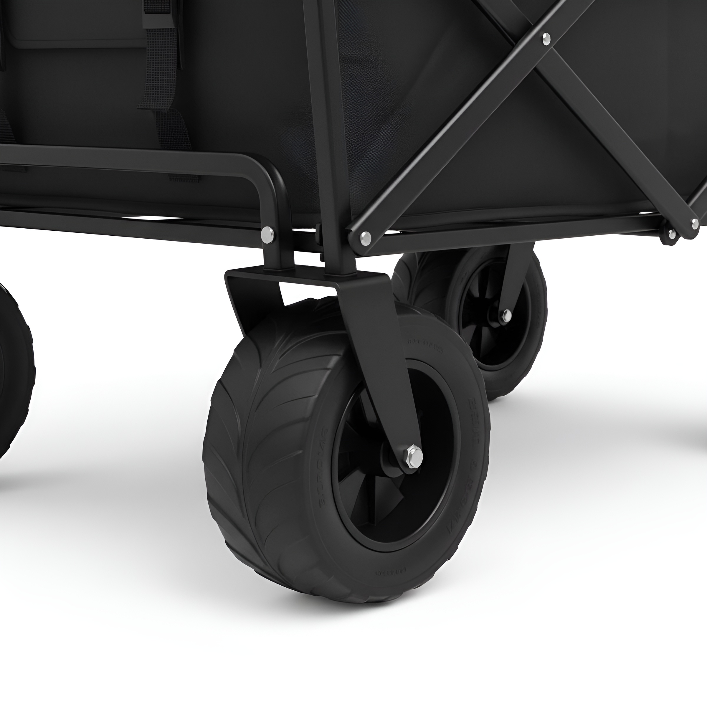 Un carro plegable negro con ruedas grandes. Primer plano de las ruedas.
