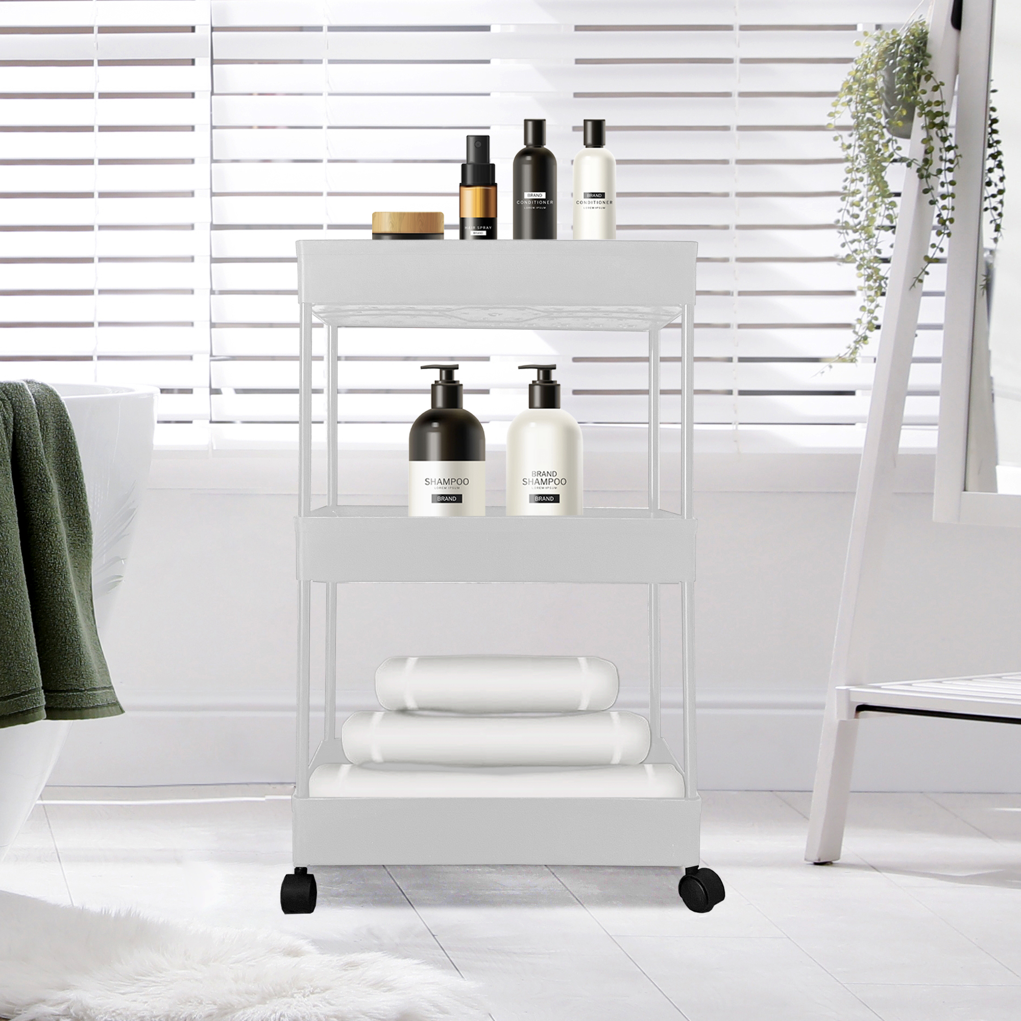 Un carrito blanco con ruedas con productos de baño y toallas.