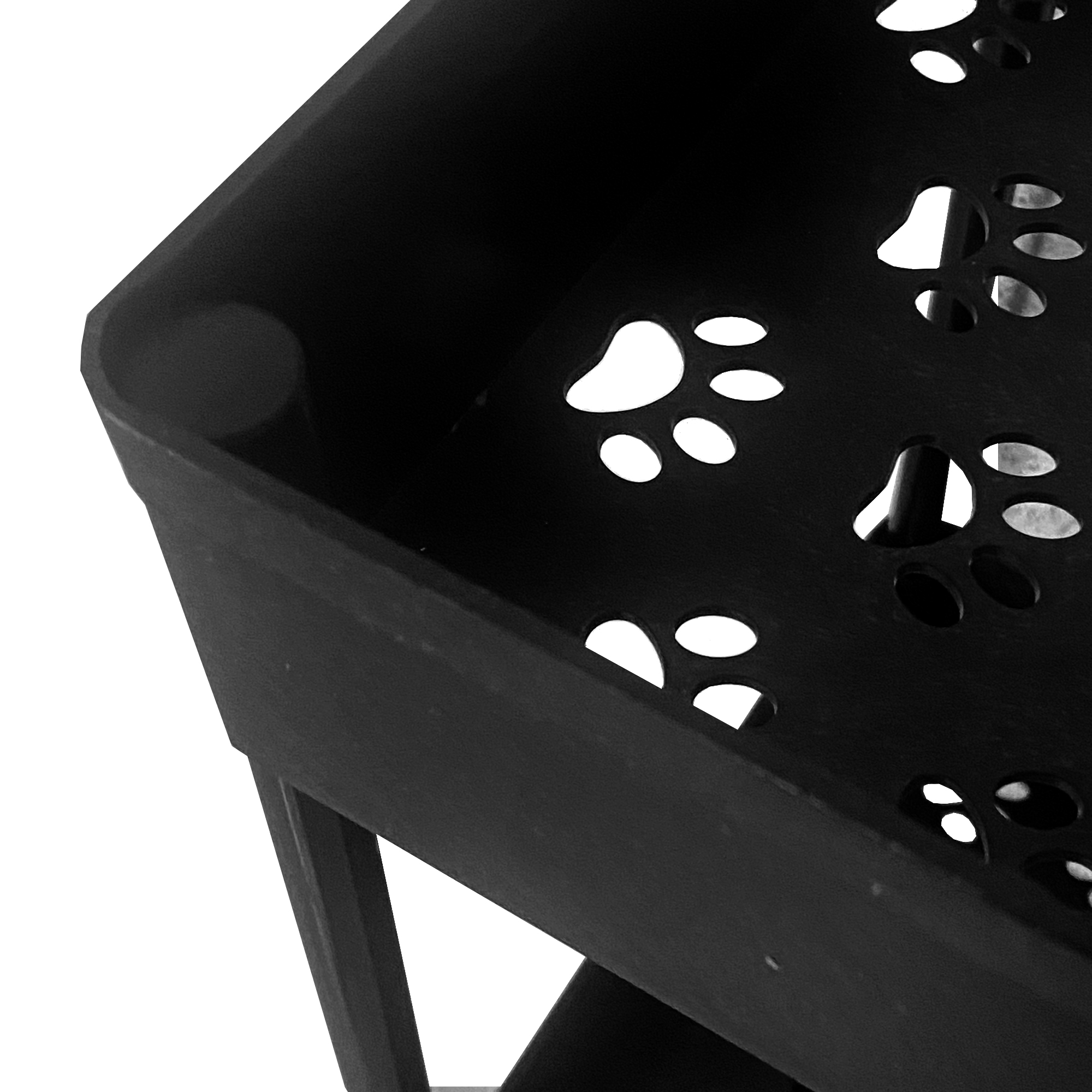 Cesta negra con recortes de huellas de patas, sobre fondo blanco.