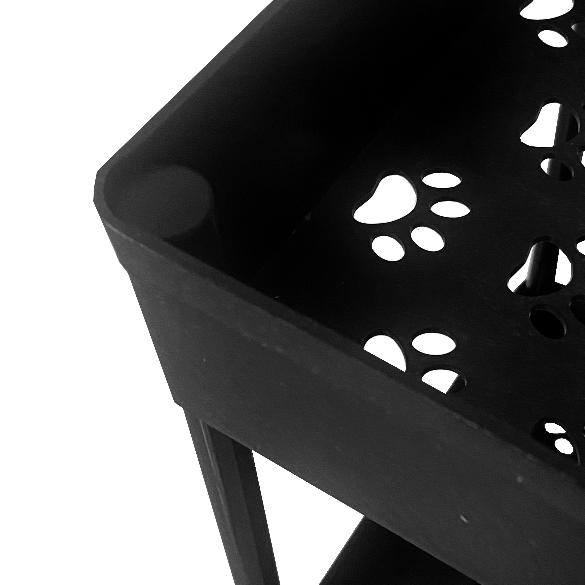 Cesta de metal negra con huellas de patas recortadas y patas.