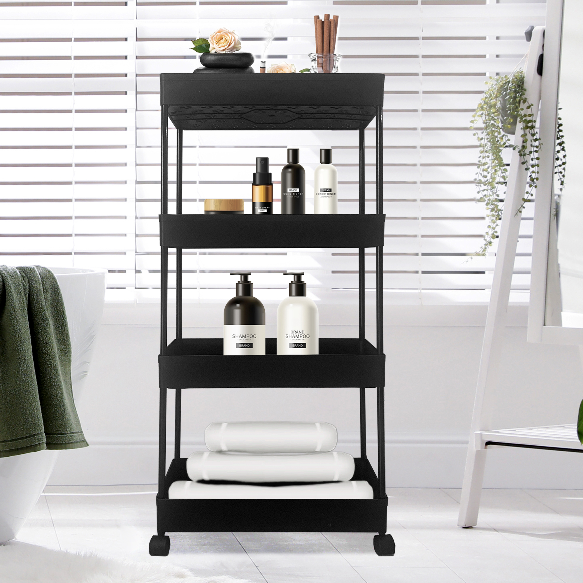 Un carrito rodante negro con artículos de baño frente a una ventana con persianas.