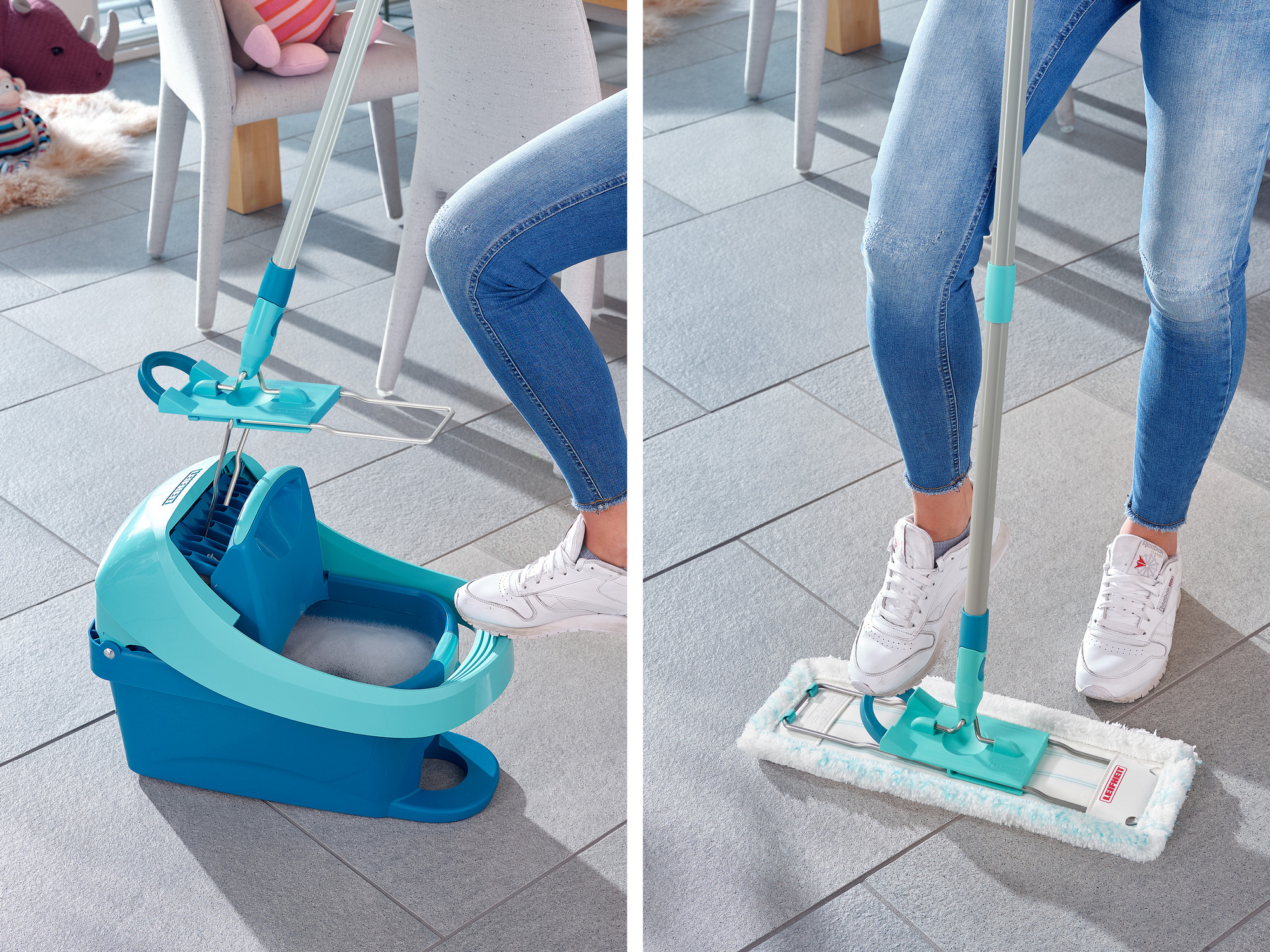 Person drückt mit dem Fuß auf einen Wischmopp in einem blauen Eimer.
