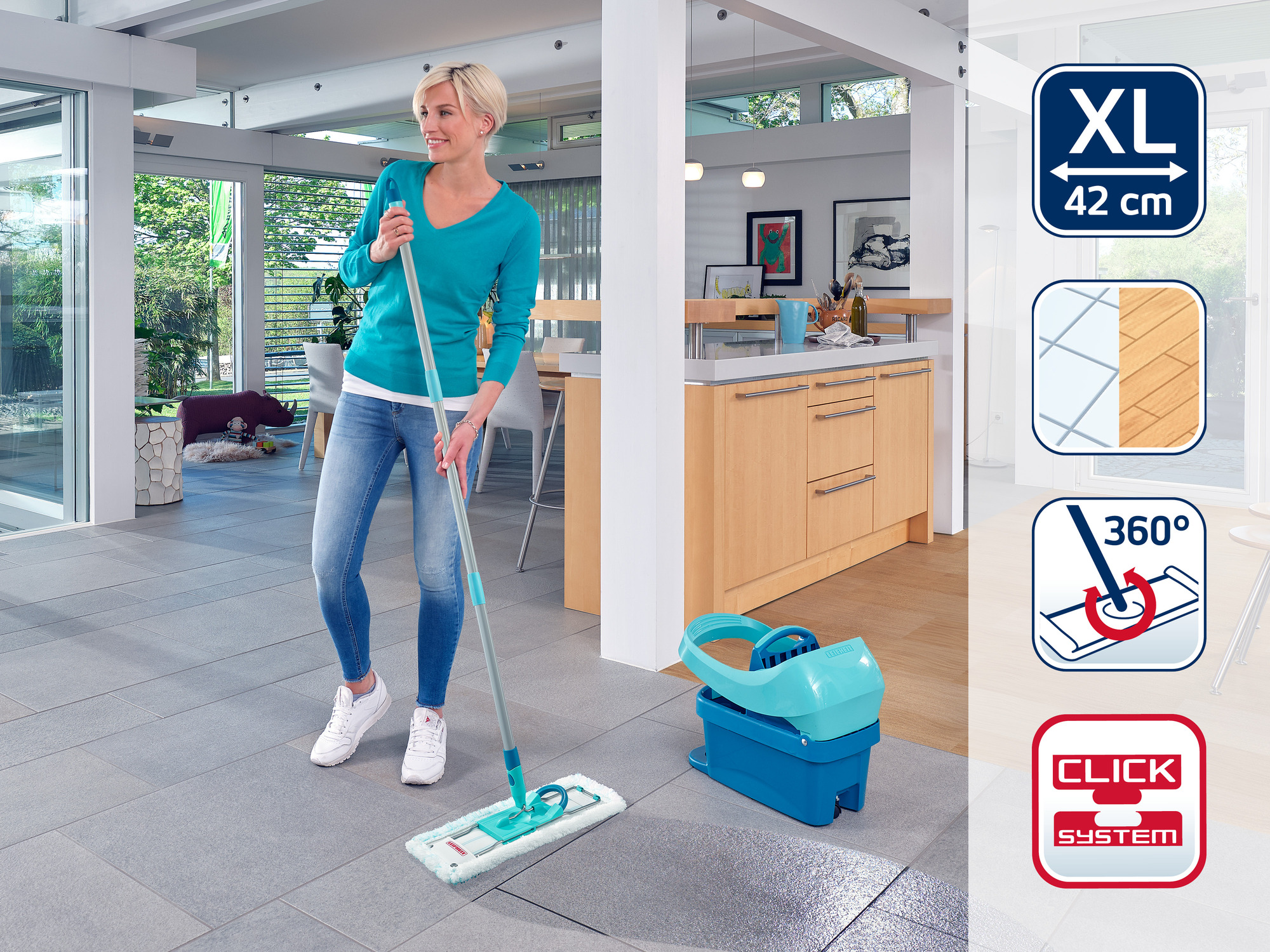 Eine Frau putzt einen grauen Fliesenboden mit einem blauen Mopp und Eimer.
