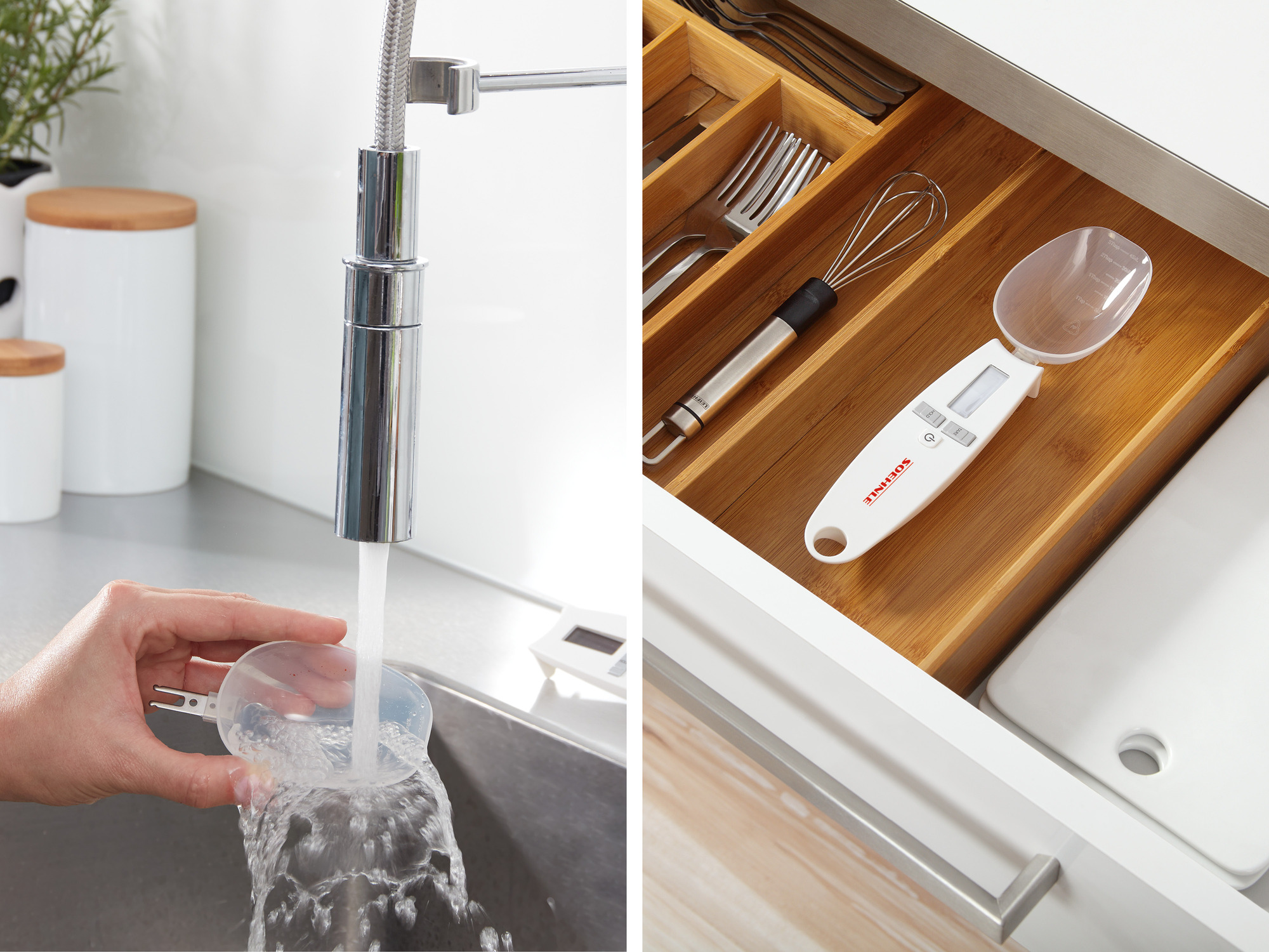 Eine Hand spült einen Messbecher unter einem Wasserhahn; eine Schublade enthält Küchenutensilien.
