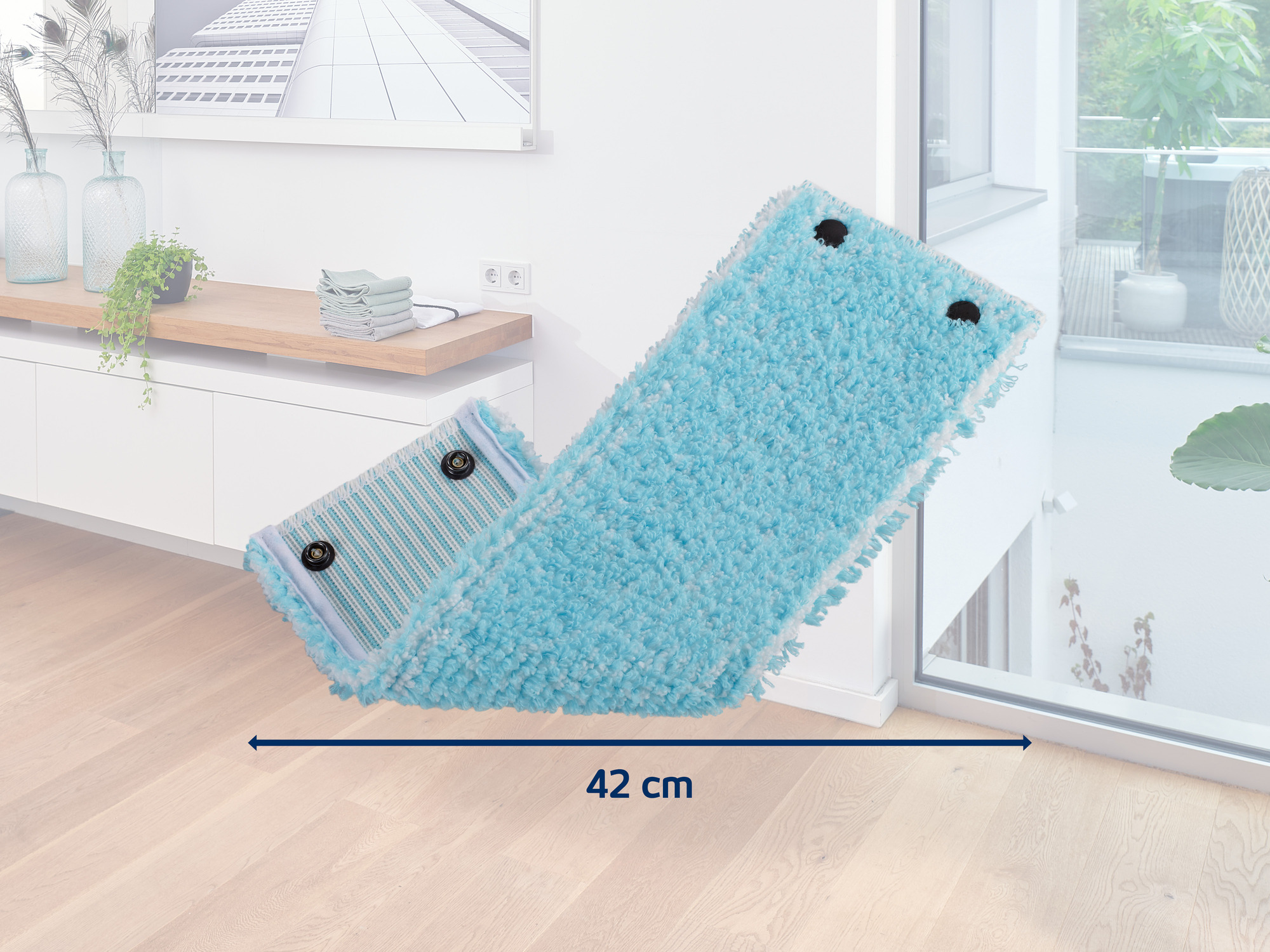 Hellblaue Wischmopp-Aufsätze mit zwei schwarzen Befestigungspunkten, 42 cm lang.