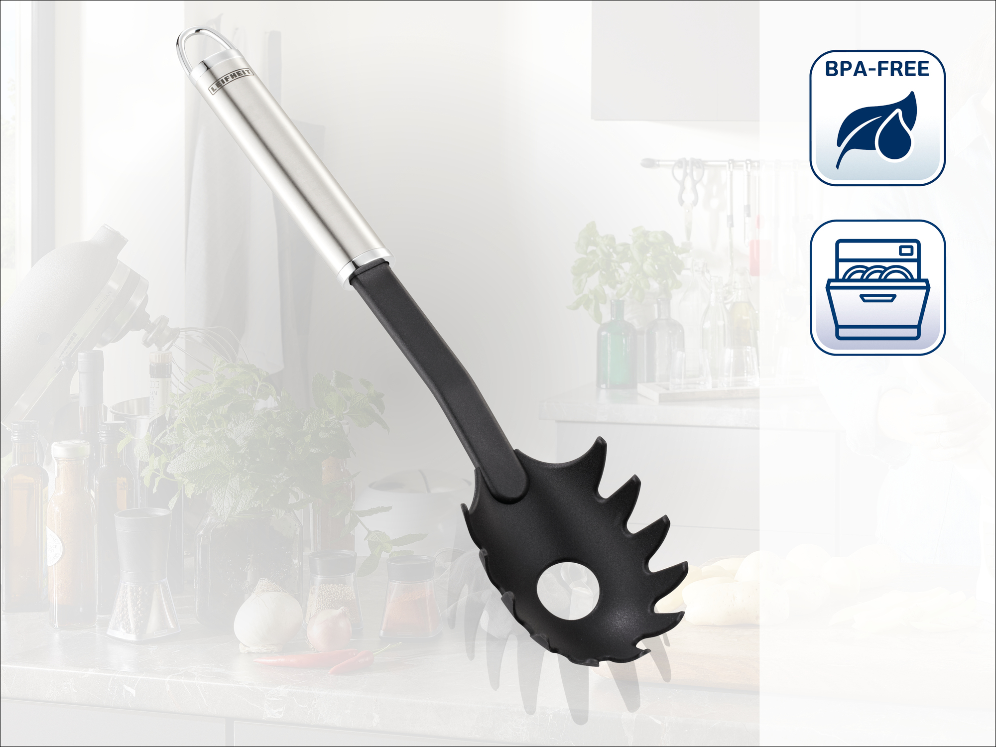 Un server per pasta nero con manico in acciaio inox e icona BPA-free.