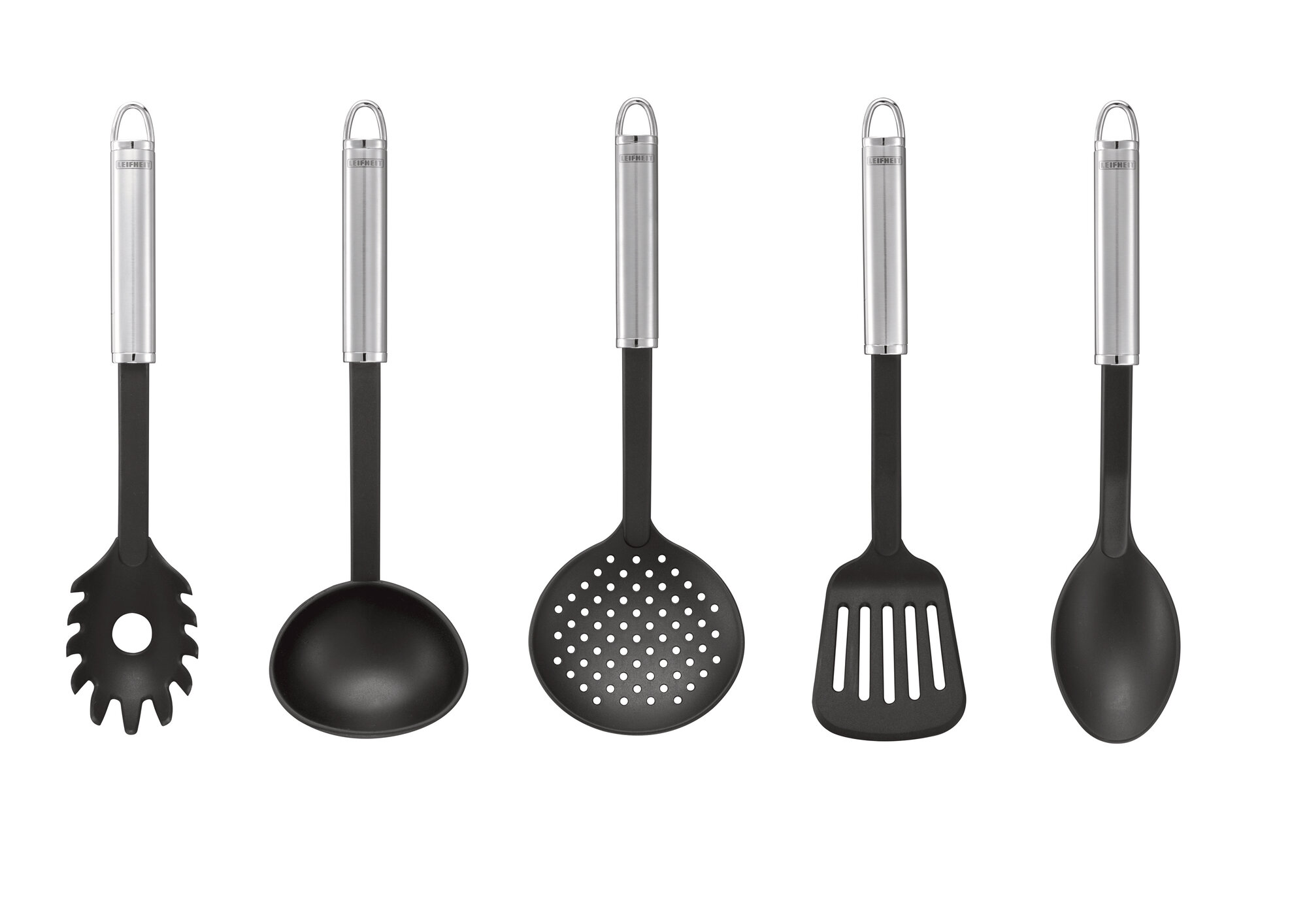Cinque utensili da cucina con manici argentati: server spaghetti, mestolo, schiumarola, spatola, cucchiaio.