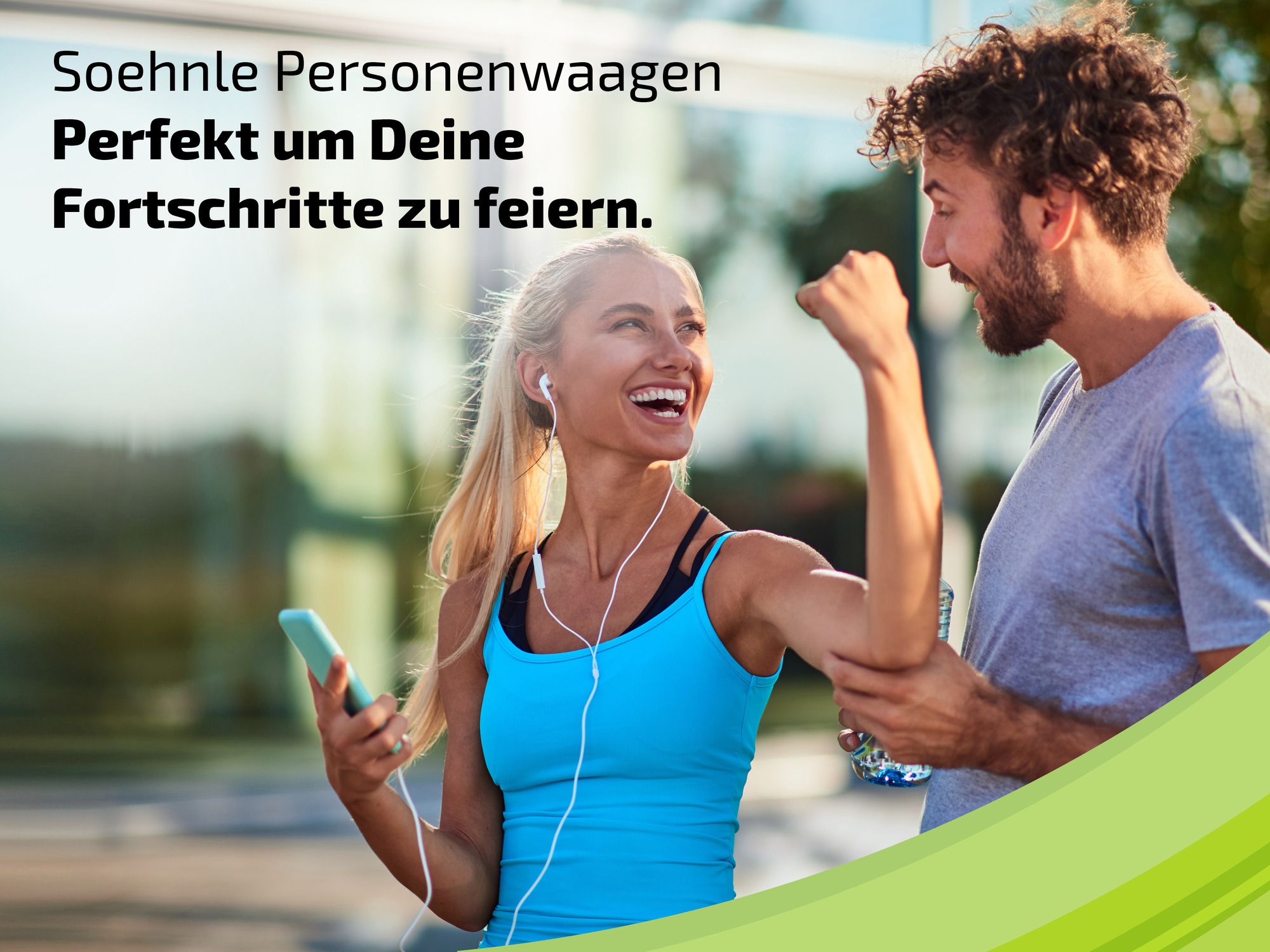 Mężczyzna i kobieta świętują sukces z telefonem i butelką wody.