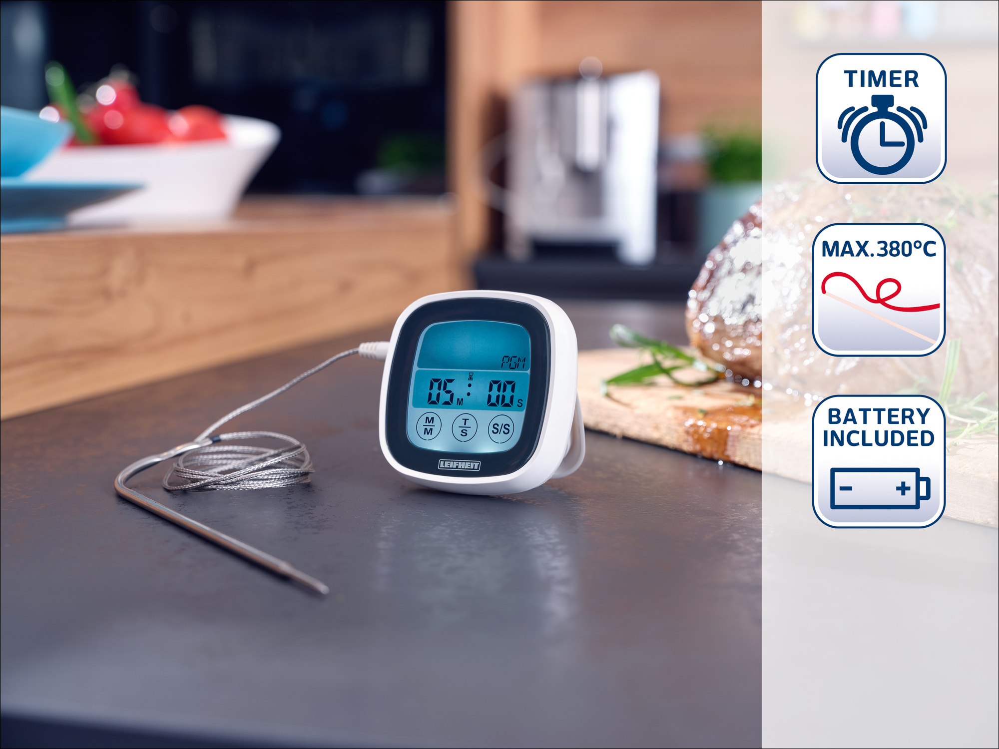 Digitaler Fleischthermometer mit Metallsonde auf dunkler Arbeitsplatte.