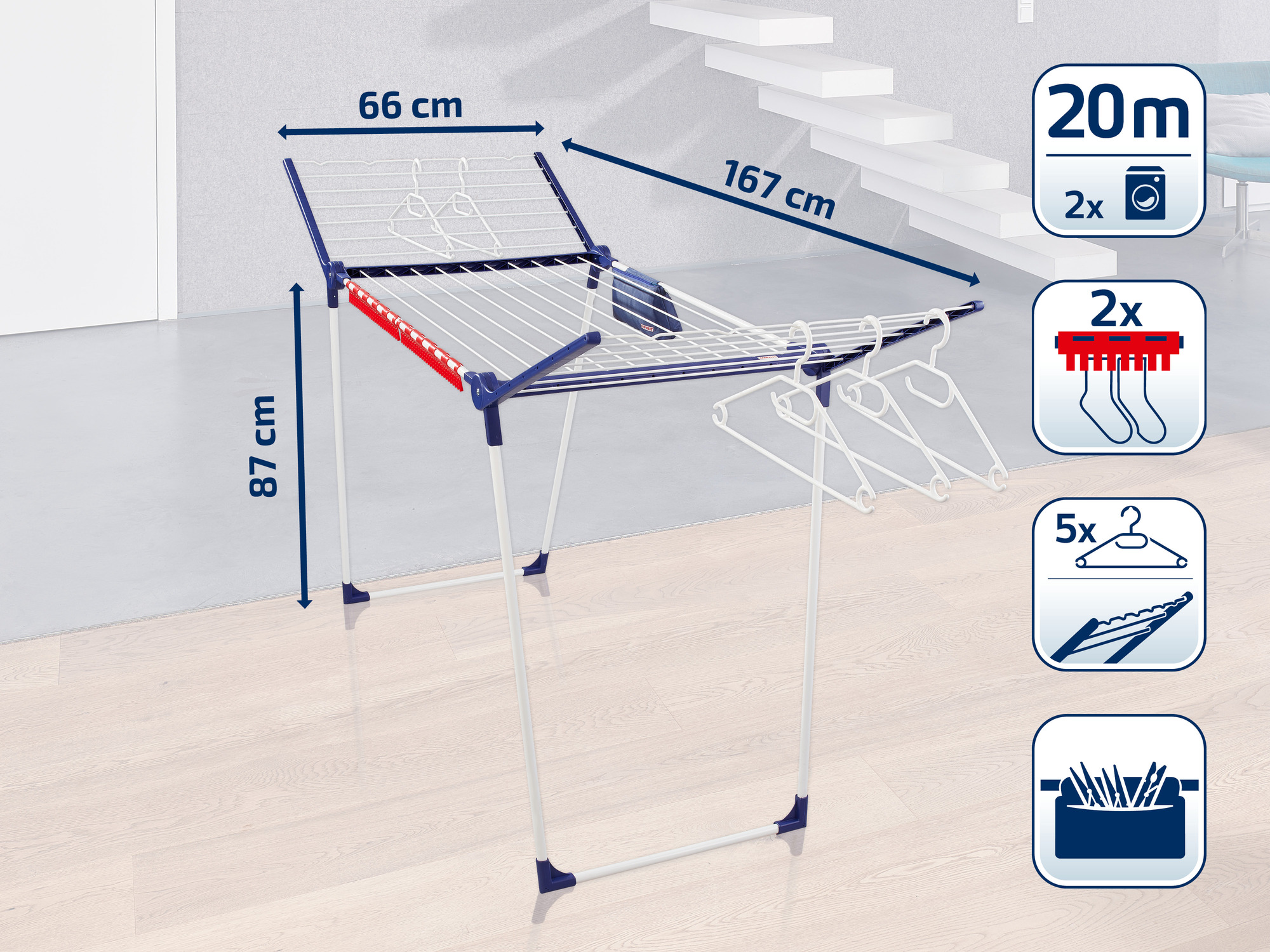 Niebieska suszarka do ubrań z białymi linkami i wieszakami na drewnianej podłodze.