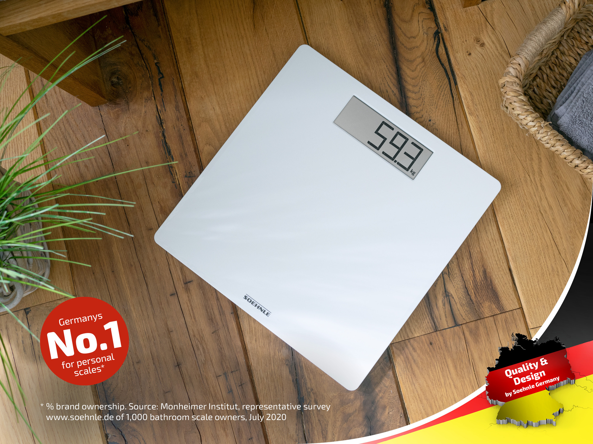 Biała waga cyfrowa pokazująca 59,3 kg na drewnianej podłodze.