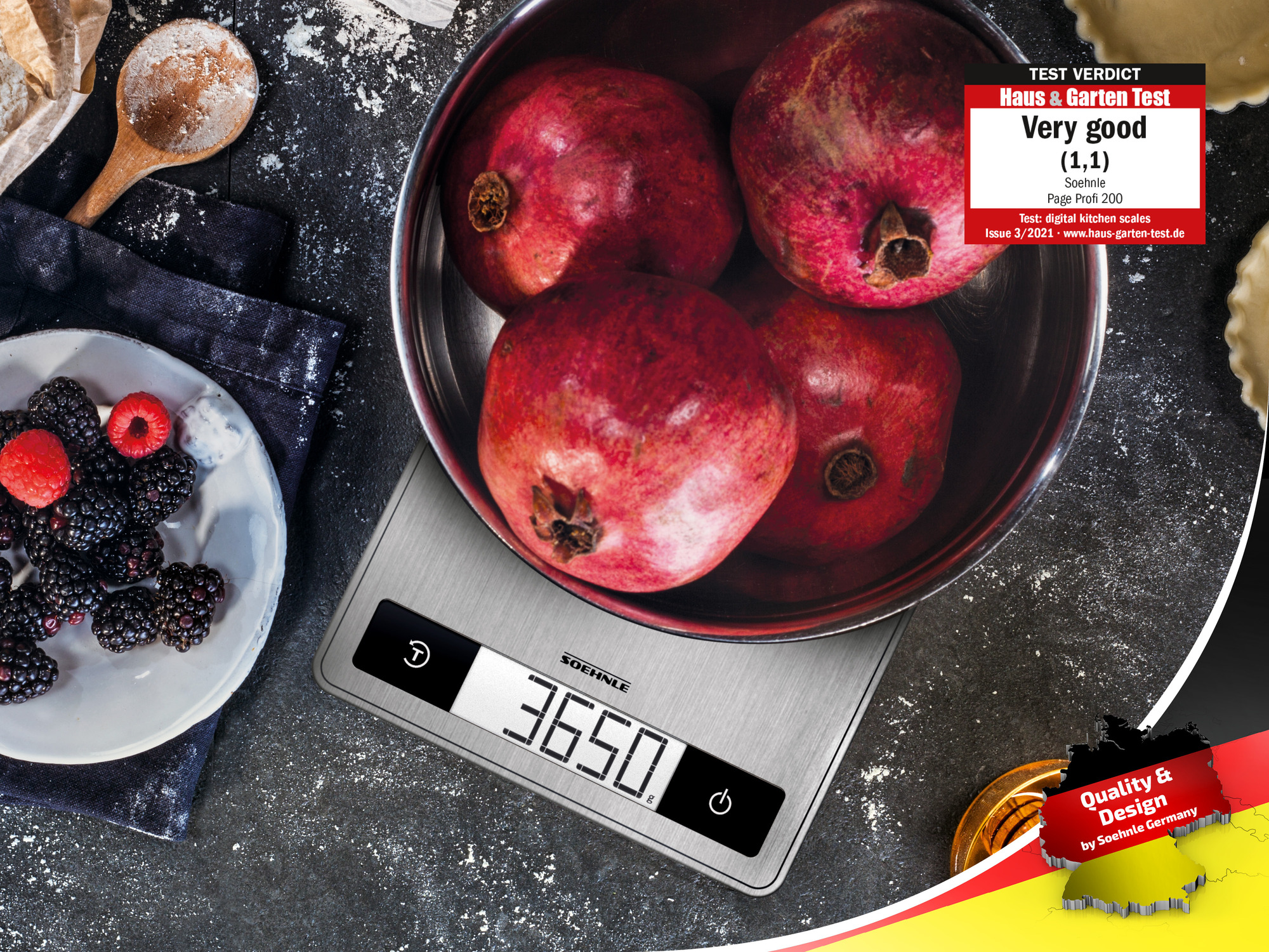 Cyfrowa waga kuchenna pokazuje 3650g, obok jagód i granatów.