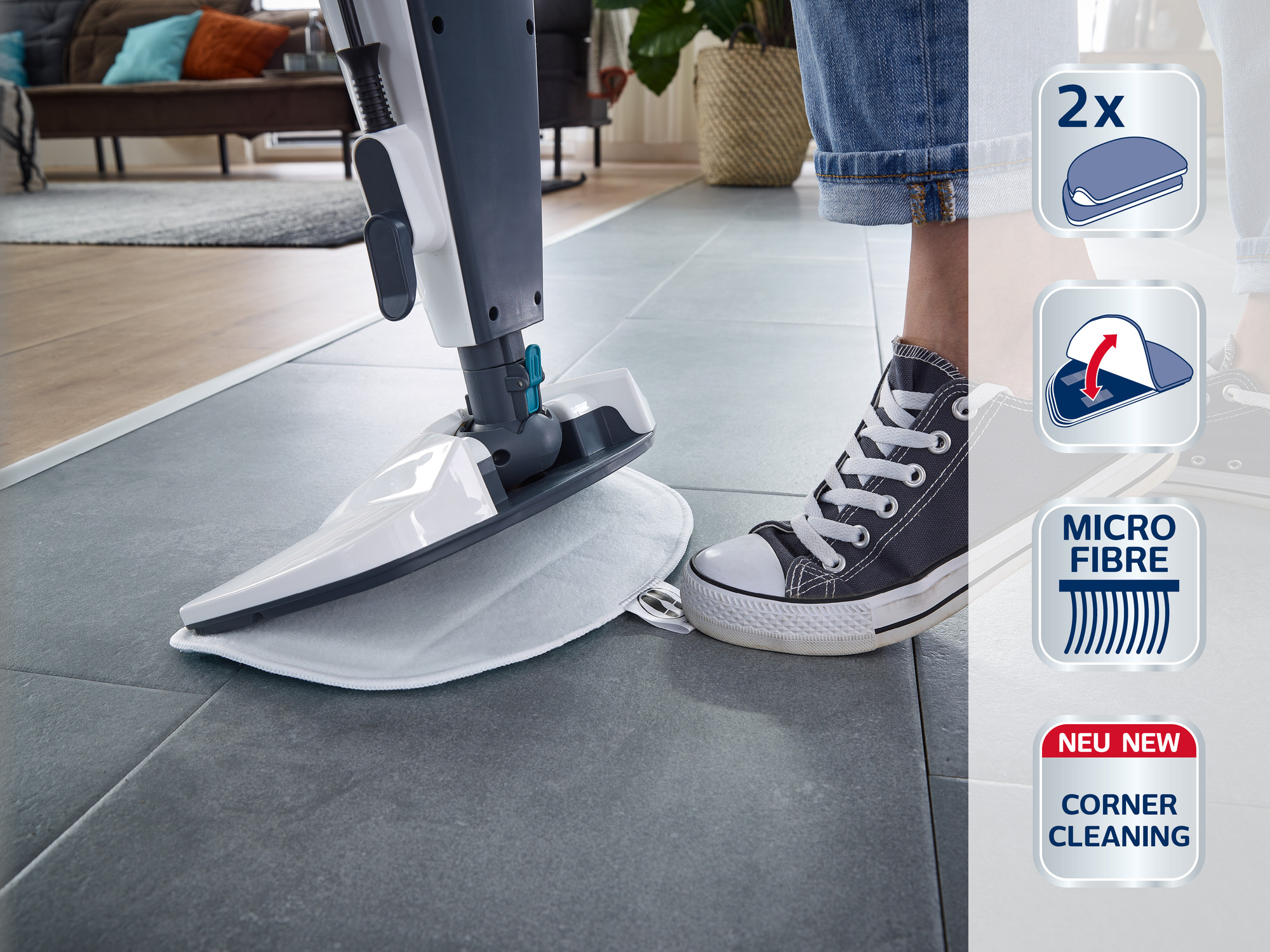 Dampfreiniger reinigt graue Fliesen. Person mit Turnschuhen und Jeans.