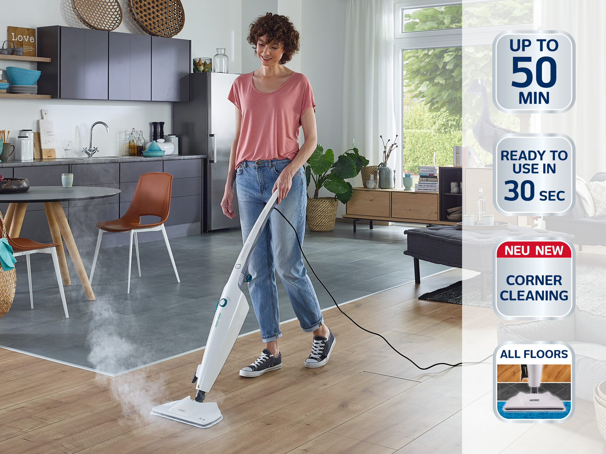 Kobieta czyści drewnianą podłogę mopem parowym w nowoczesnym domu.