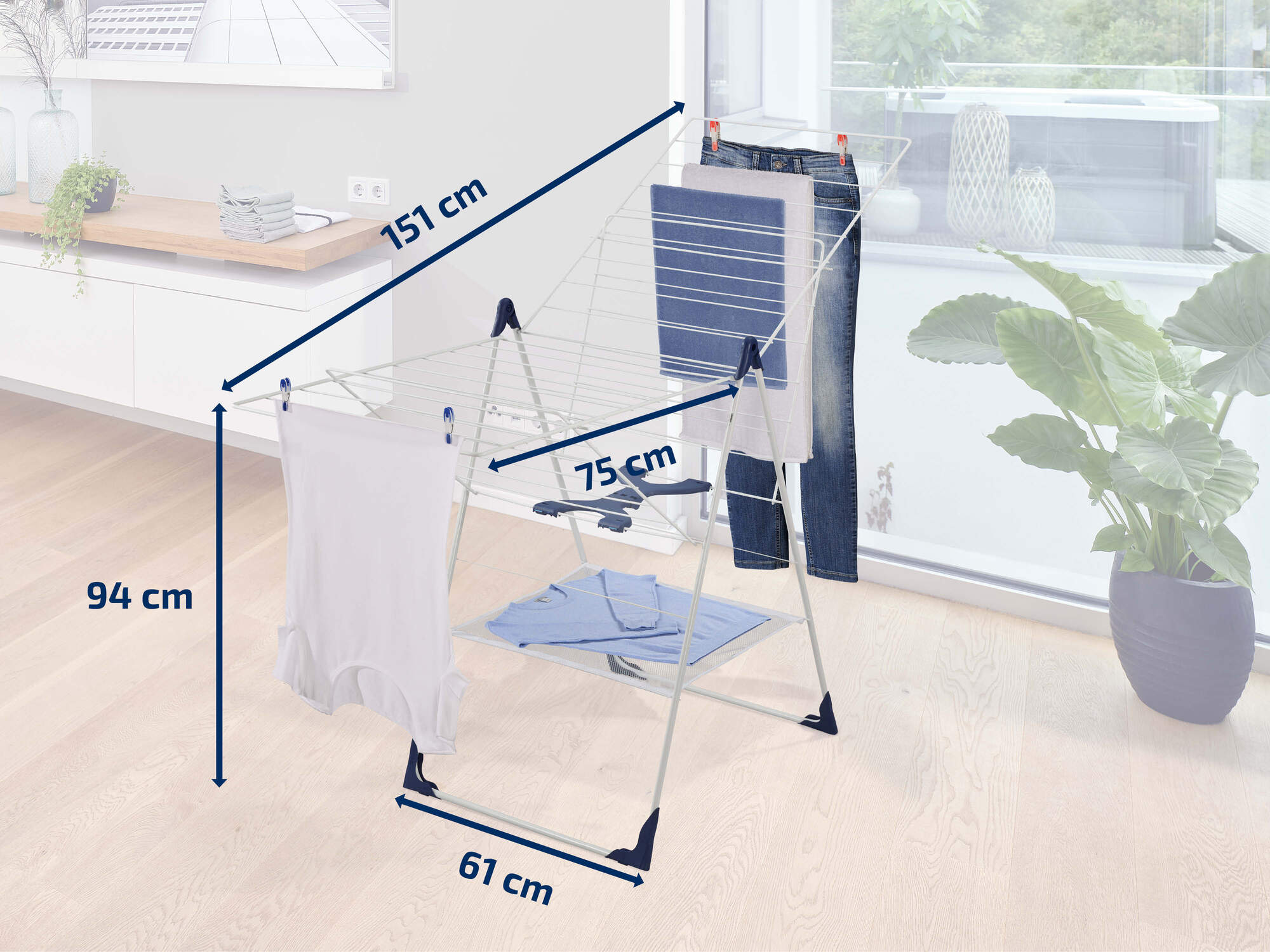 Ein weißer Wäscheständer mit Kleidung, Maße sind angegeben.