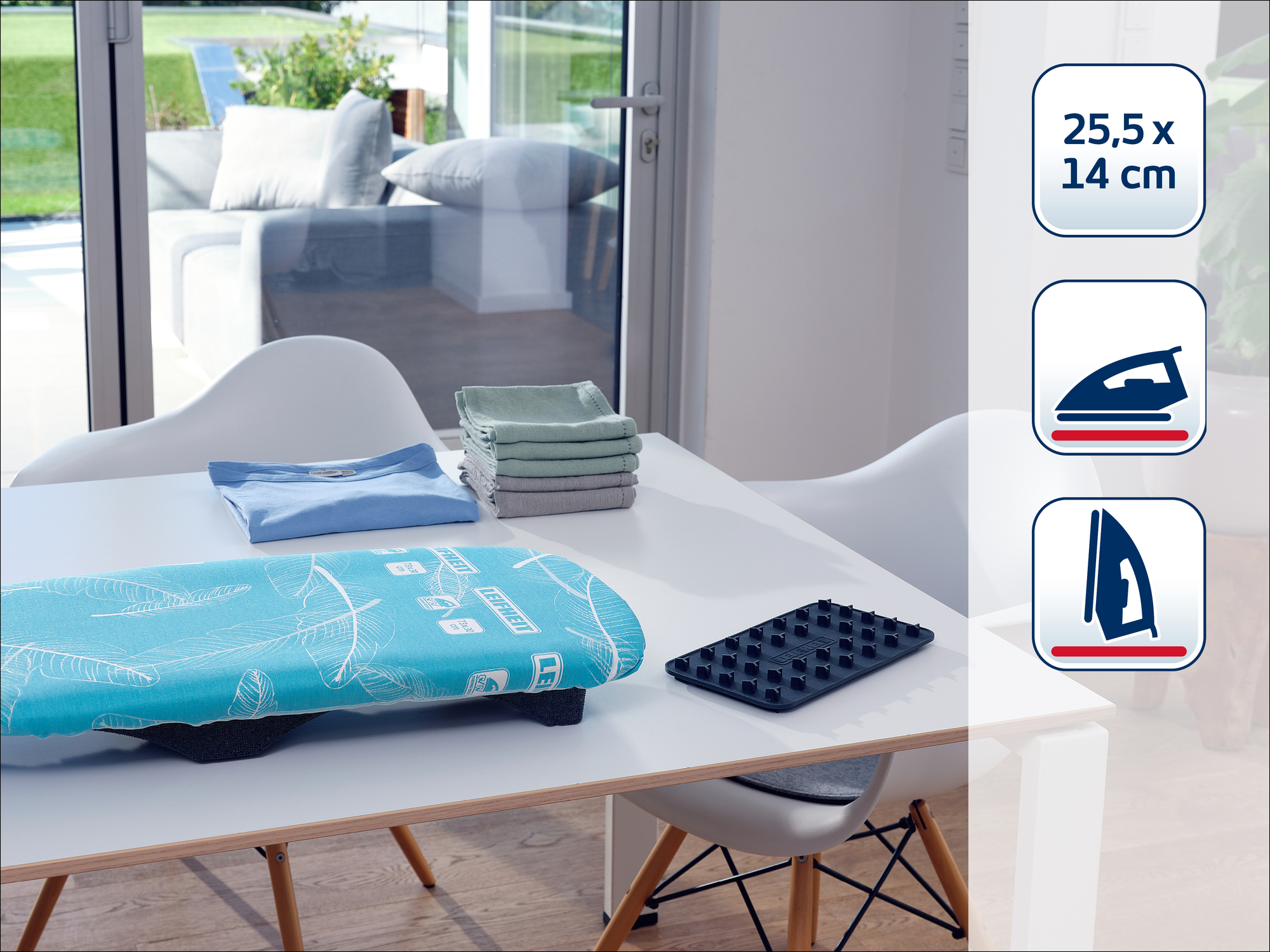 Ein Bügelbrett mit Federdesign, T-Shirt, Handtücher und Bügeleisenablage.