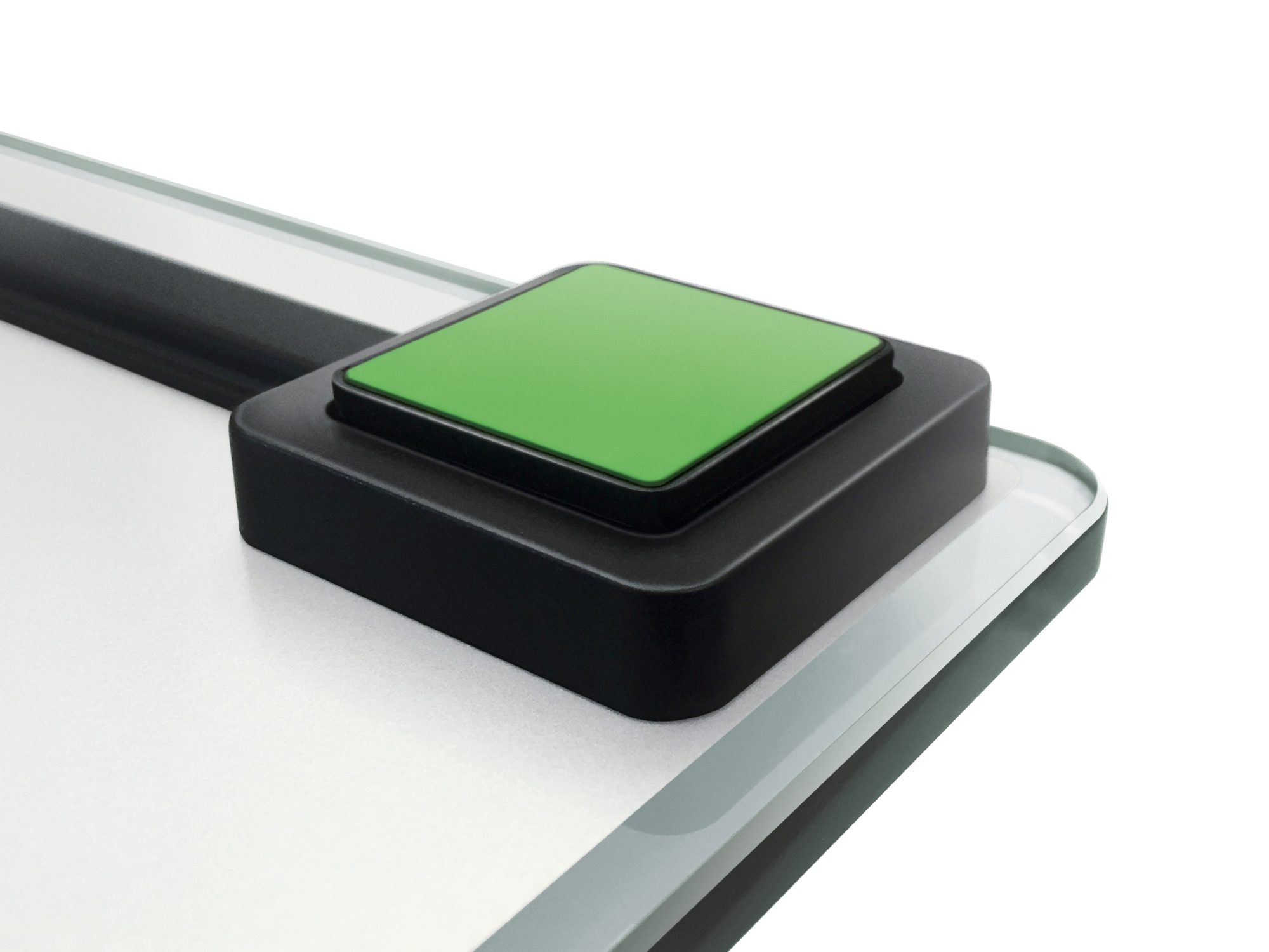 Zbliżenie czarnej wagi z zielonym przyciskiem na białym tle.