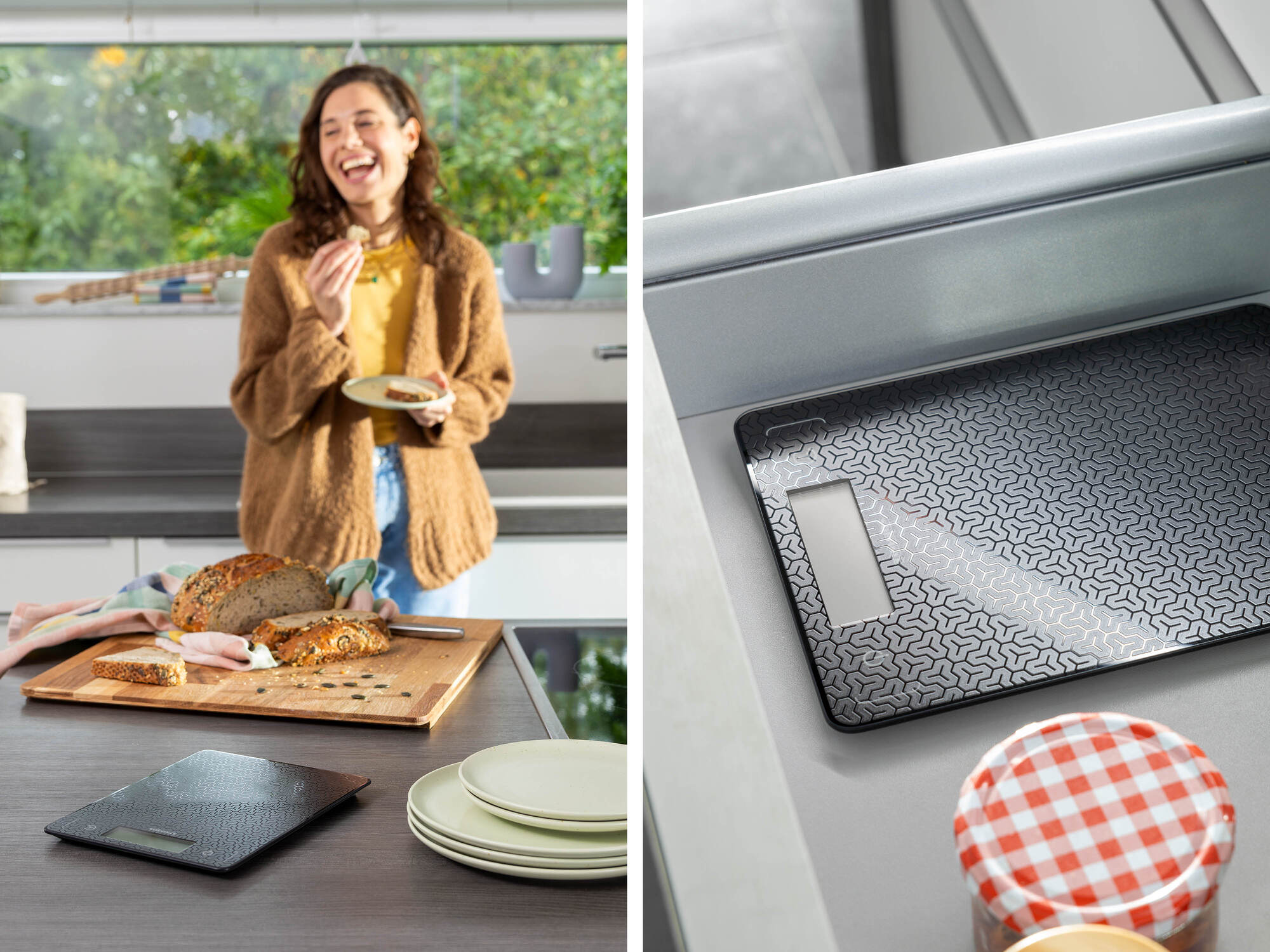 Kobieta śmieje się w kuchni, jedząc chleb. Na stole leży waga kuchenna.