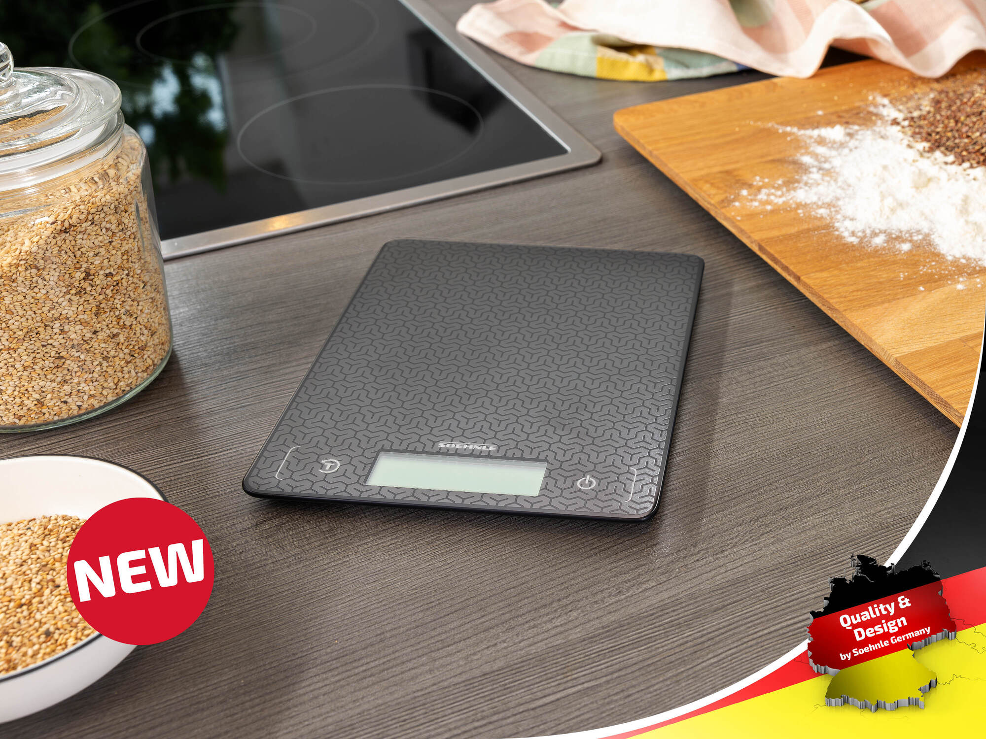 Waga kuchenna z sezamem, mąką i ziarnami na desce do krojenia.