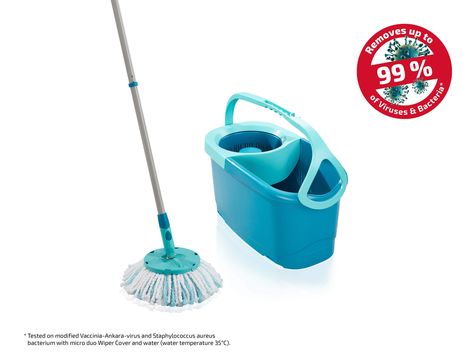 Niebieskie wiadro i mop z turkusową głowicą na białym tle.