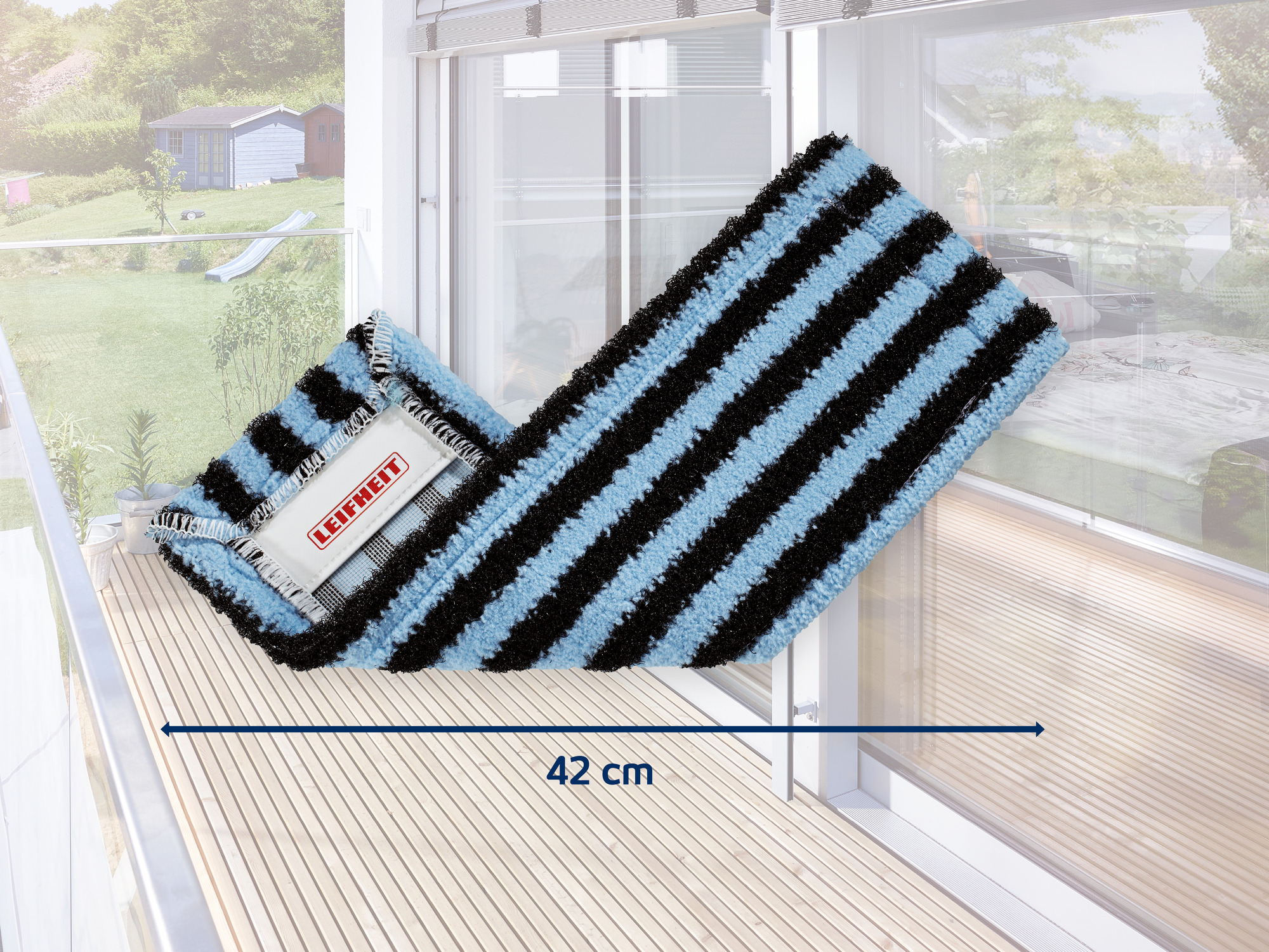 Blauer und schwarzer Streifenwischer mit Leifheit-Logo auf einer Holzterrasse.