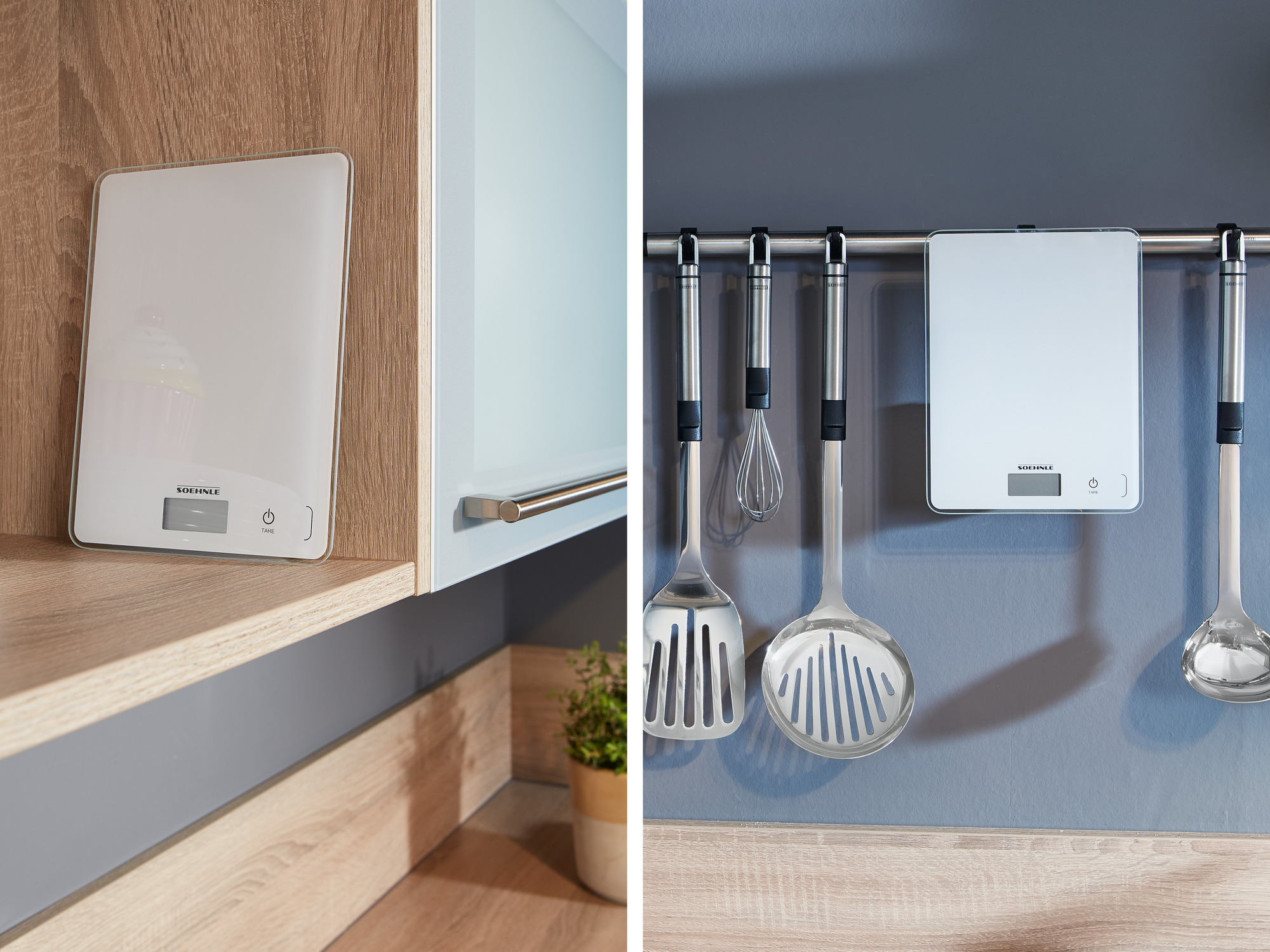 Biała waga kuchenna na drewnianej półce i przybory kuchenne obok.