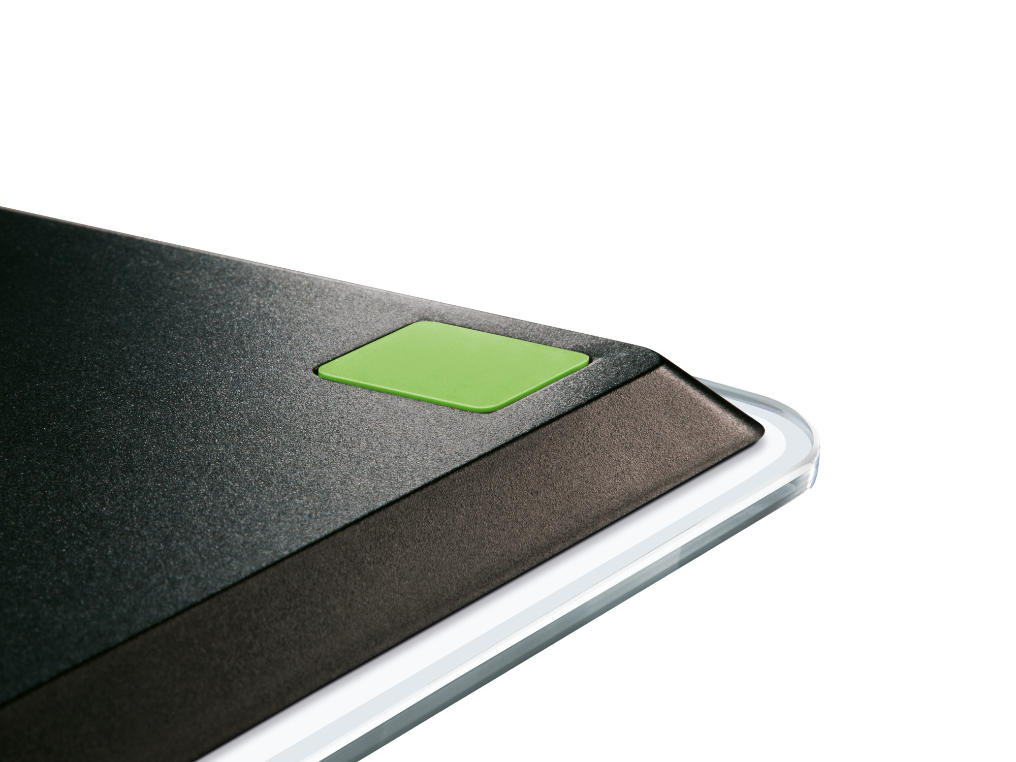 Zbliżenie czarnej wagi z zielonym przyciskiem na białym tle.