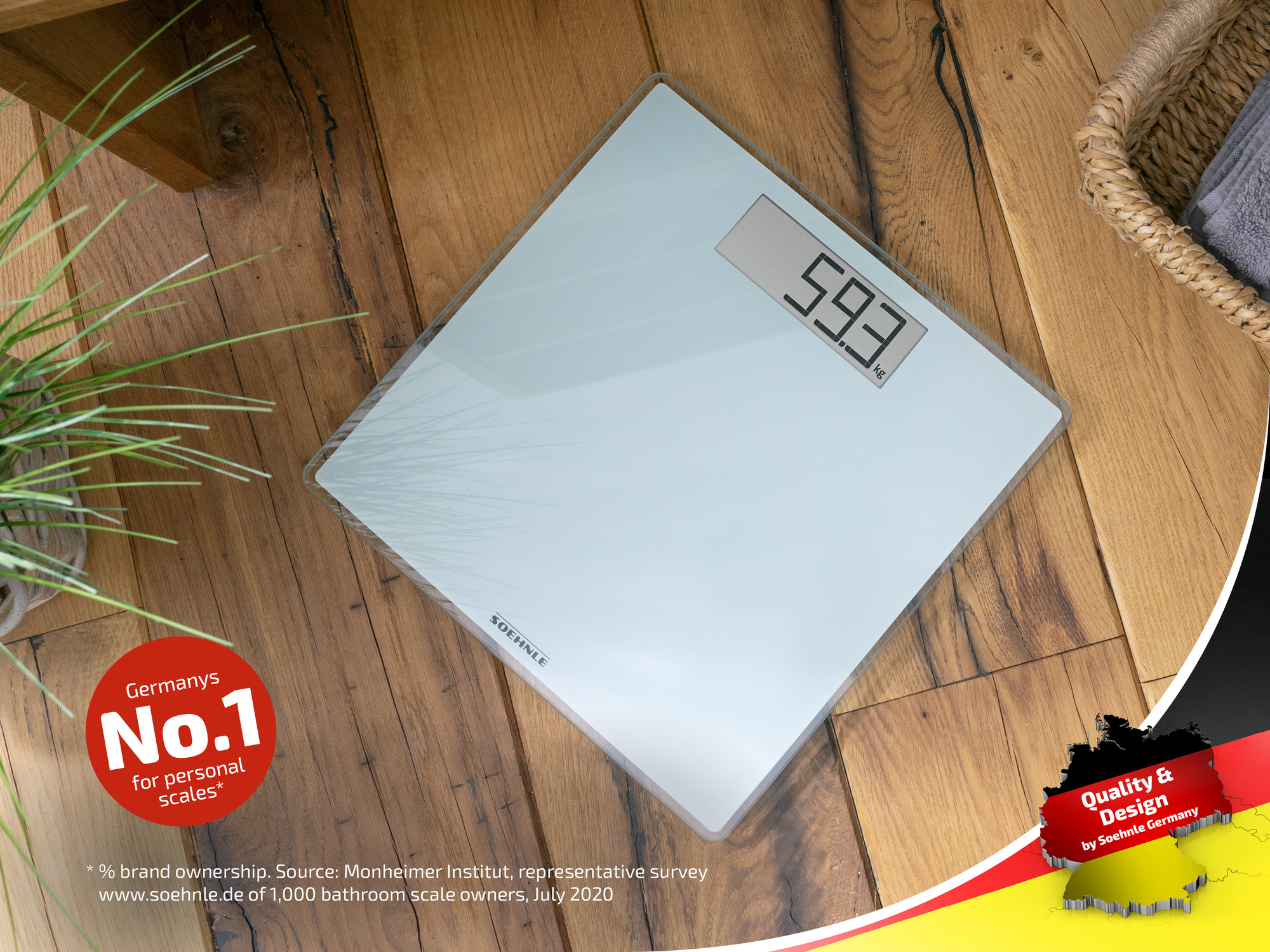 Biała waga łazienkowa pokazuje 59,3 kg na drewnianej podłodze.