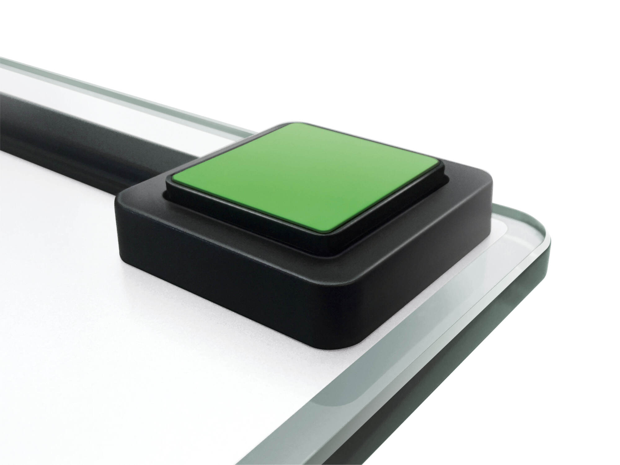 Zbliżenie czarnej podstawy z zielonym kwadratowym przyciskiem na szkle.