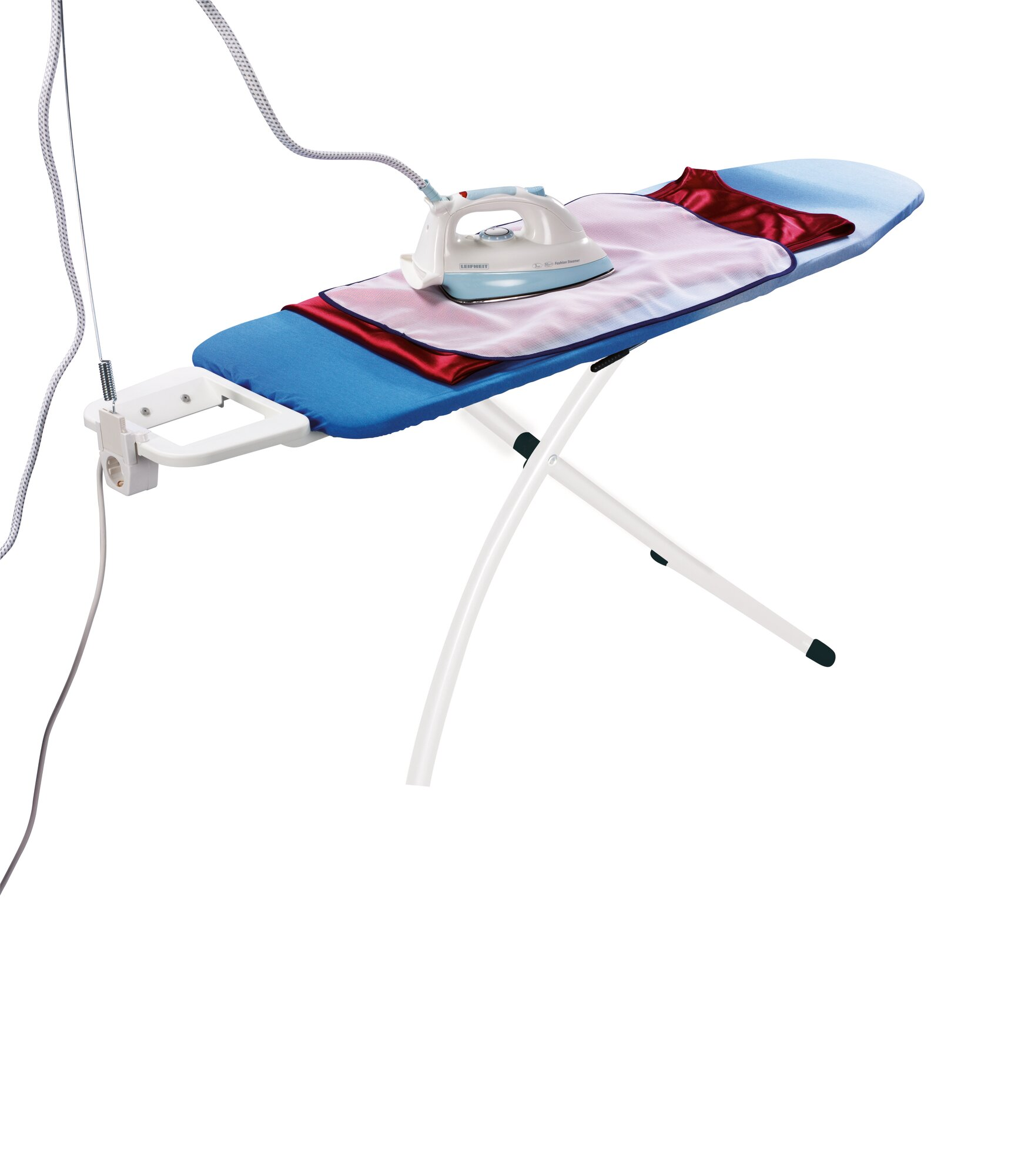 Żelazko z kablem leży na niebieskiej desce do prasowania z ubraniami.